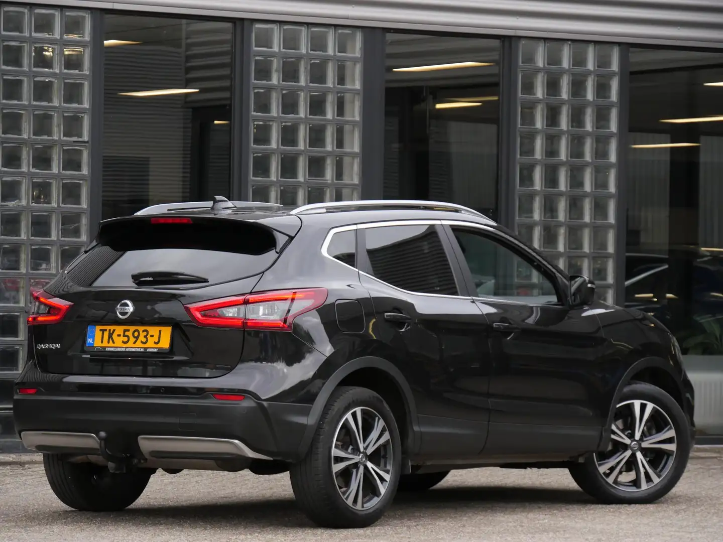Nissan Qashqai 1.2 N-CONNECTA/ PANORAMADAK/ 360°CAMERA/ TREKHAAK/ Zwart - 2