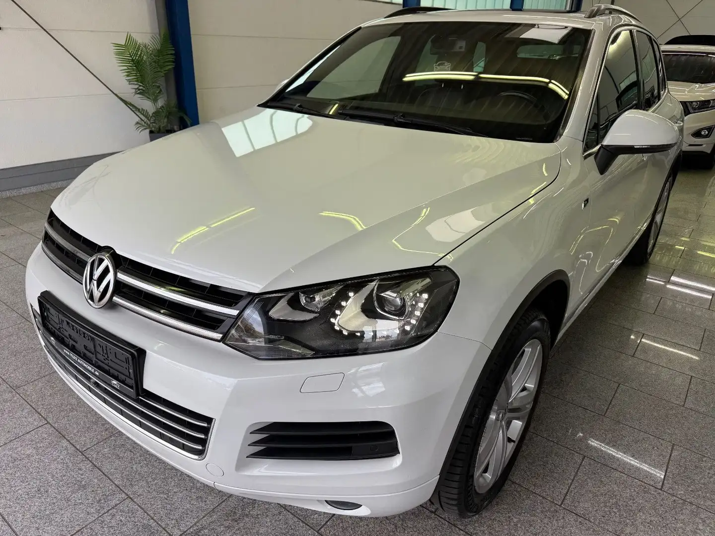 Volkswagen Touareg 3.0 TDI V6*R-LINE*AUT*PANO*BI-XN*DYN*360 Weiß - 2