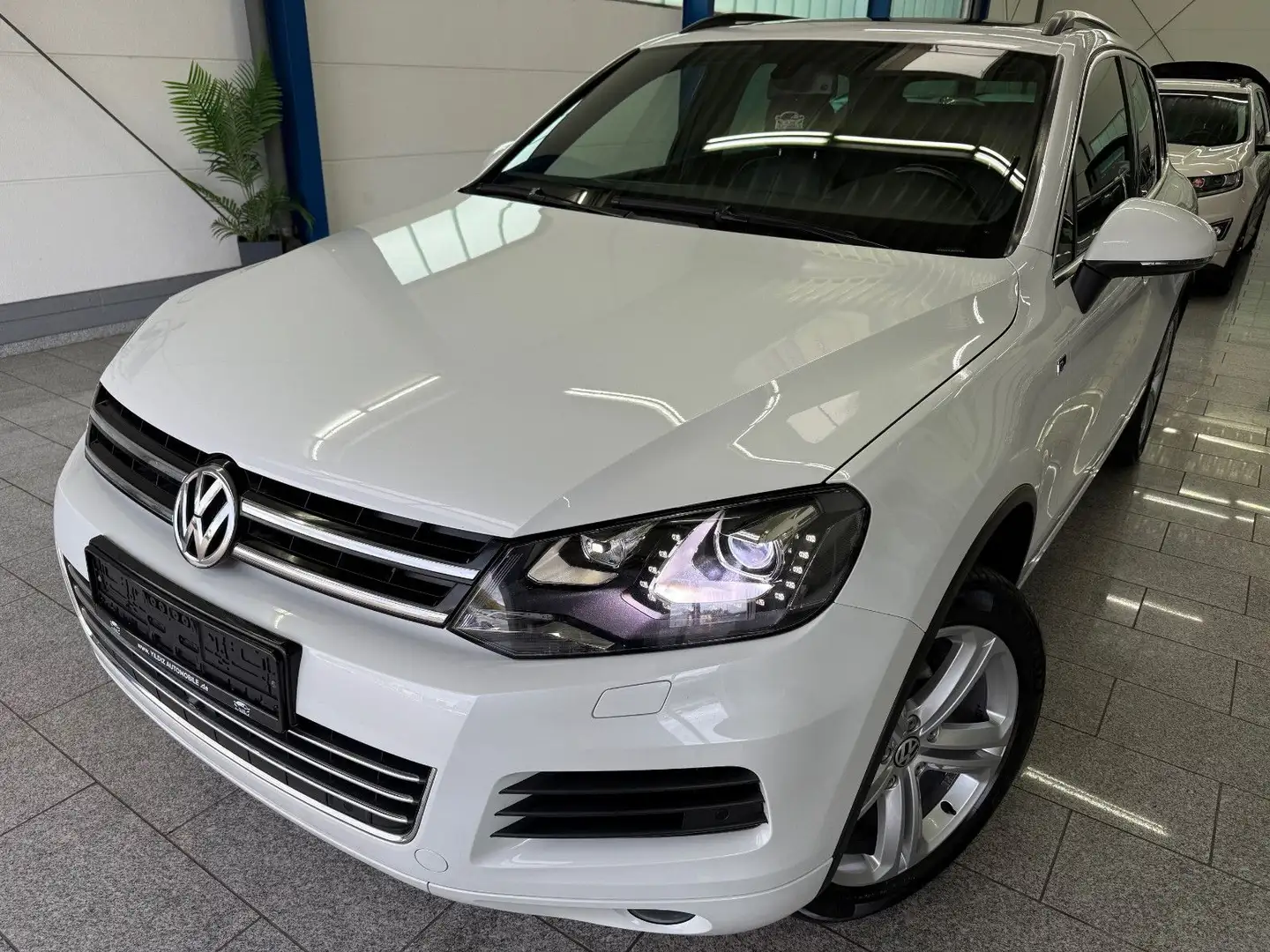 Volkswagen Touareg 3.0 TDI V6*R-LINE*AUT*PANO*BI-XN*DYN*360 Weiß - 1