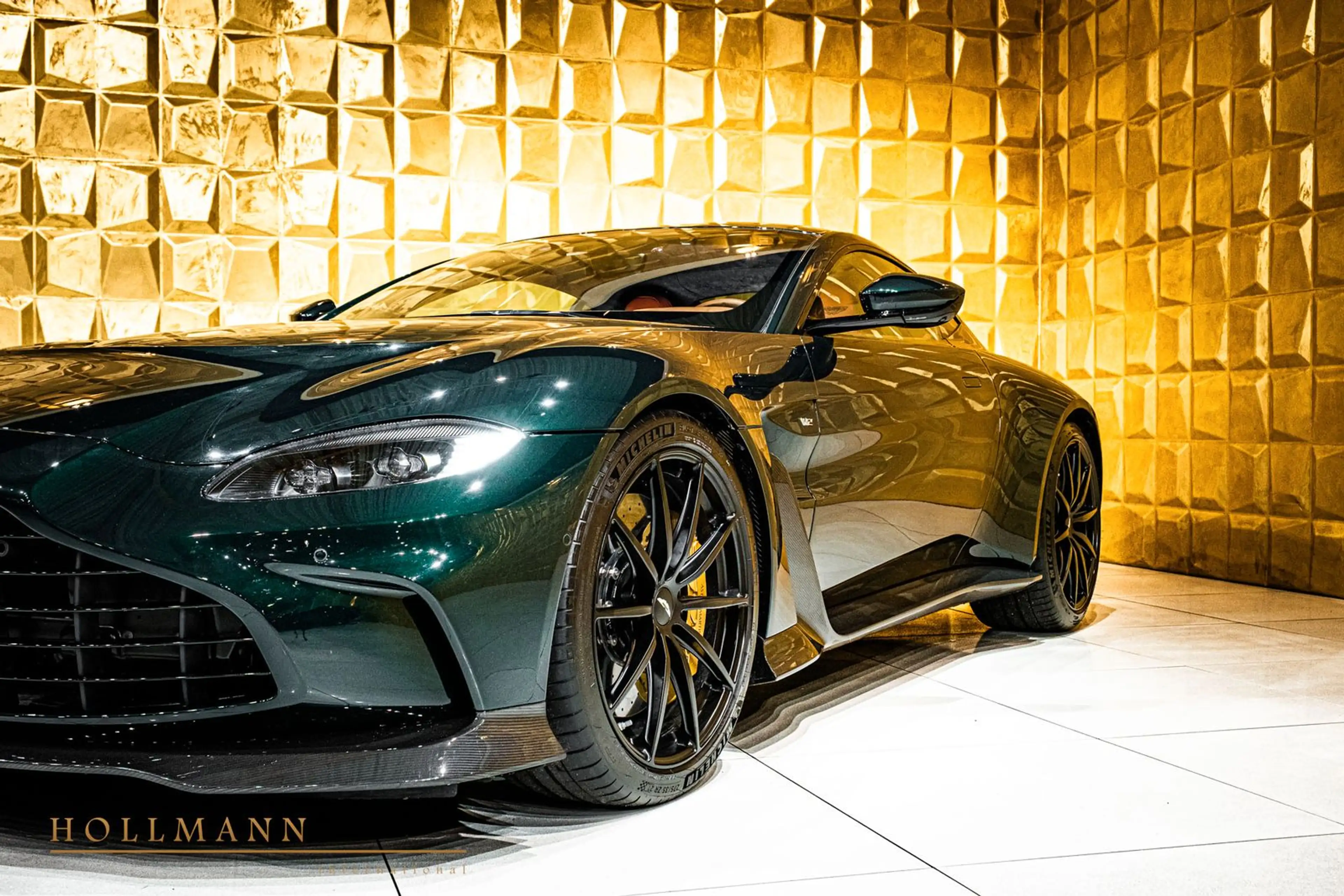 Aston Martin Vantage CARBON + CERAMIC + 360 CAMERA — photo 14