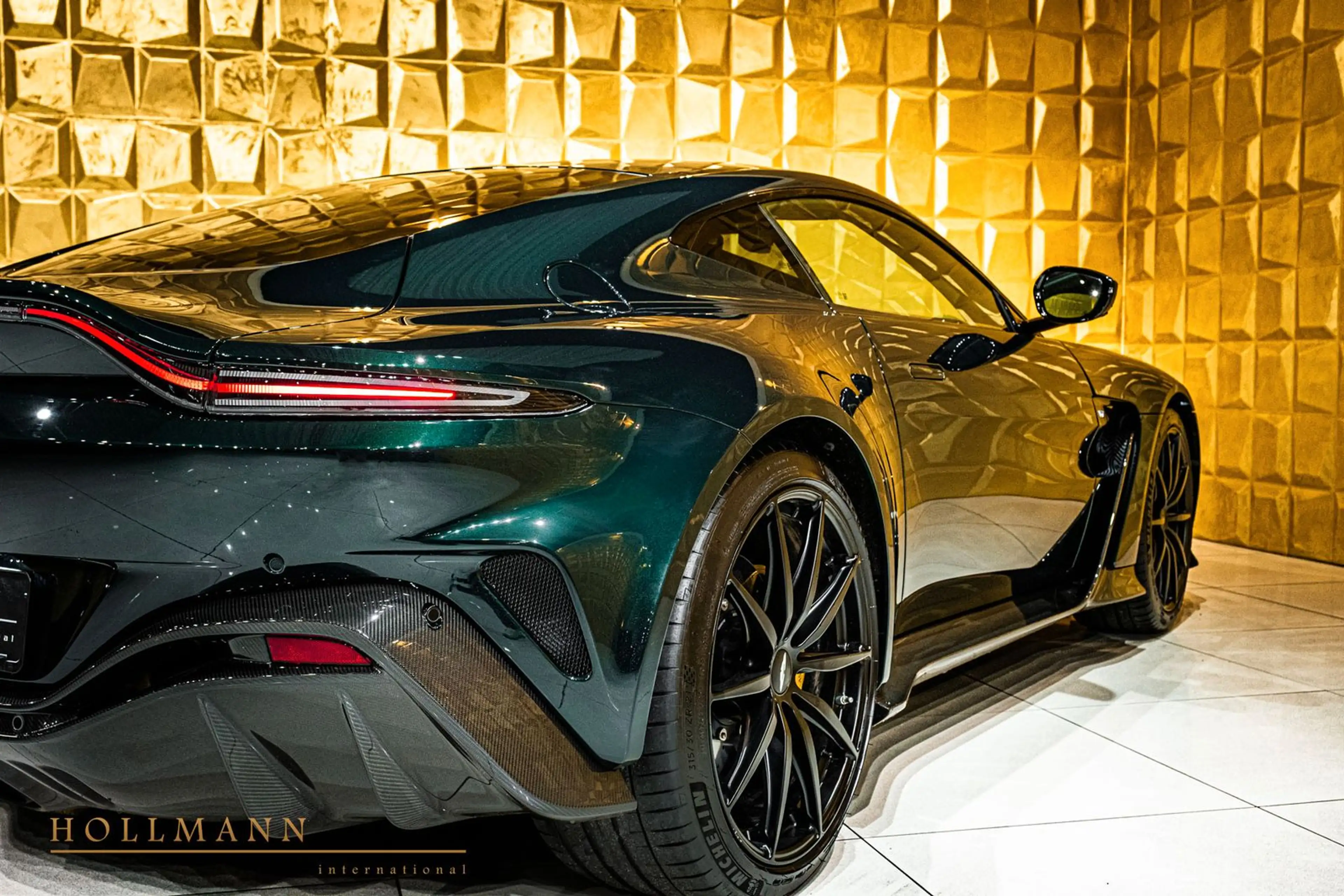 Aston Martin Vantage CARBON + CERAMIC + 360 CAMERA — photo 10