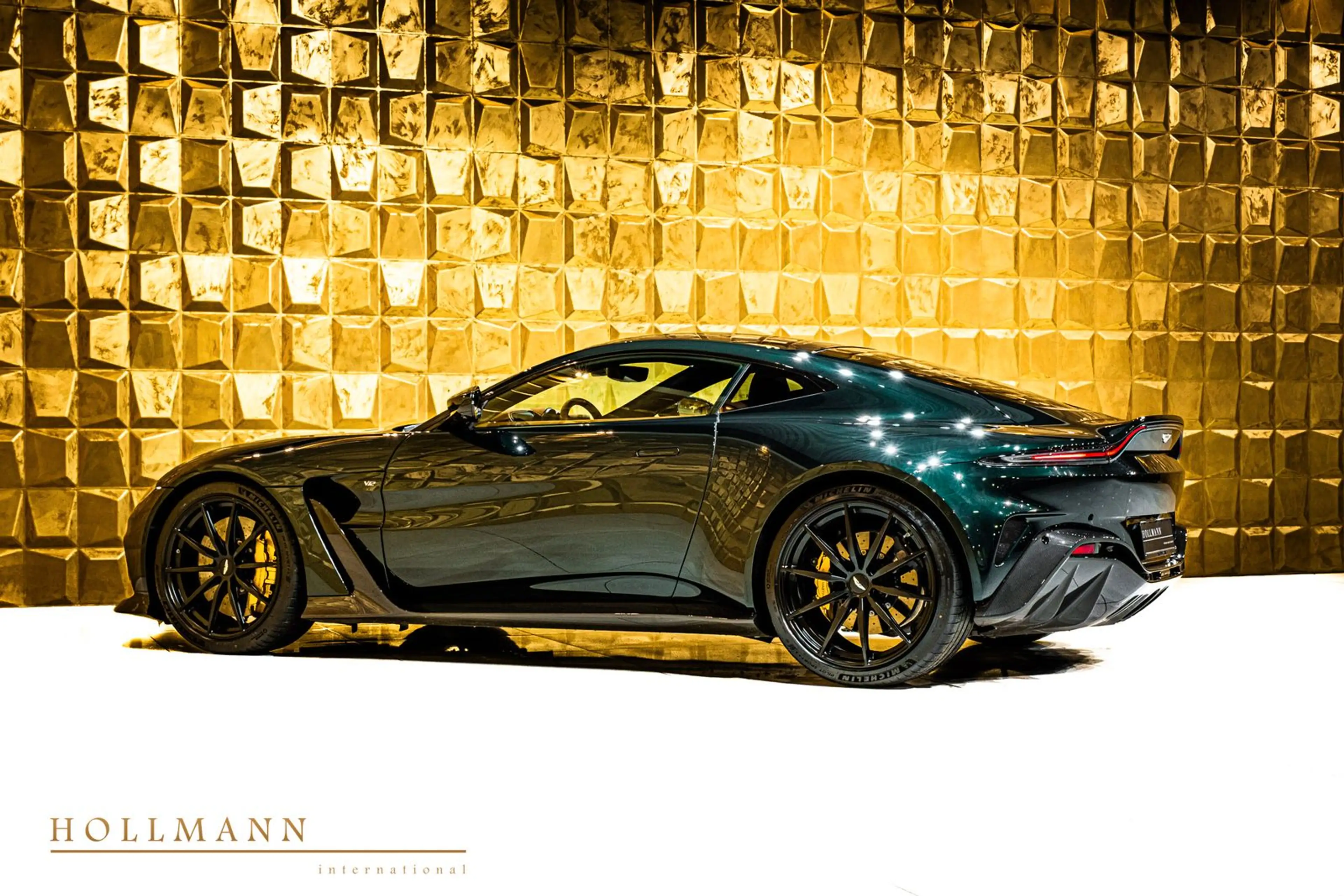 Aston Martin Vantage CARBON + CERAMIC + 360 CAMERA — photo 5