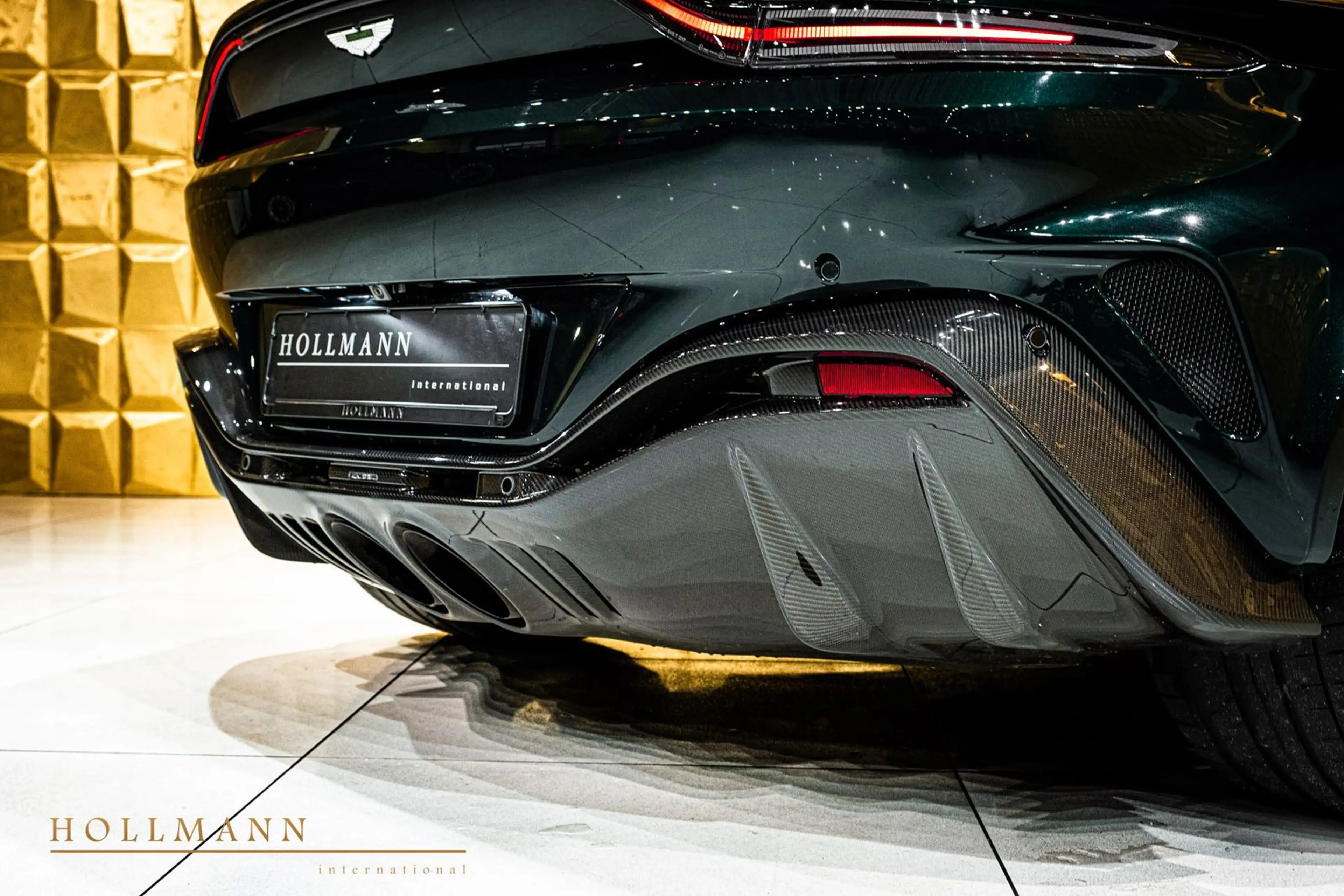 Aston Martin Vantage CARBON + CERAMIC + 360 CAMERA — photo 11