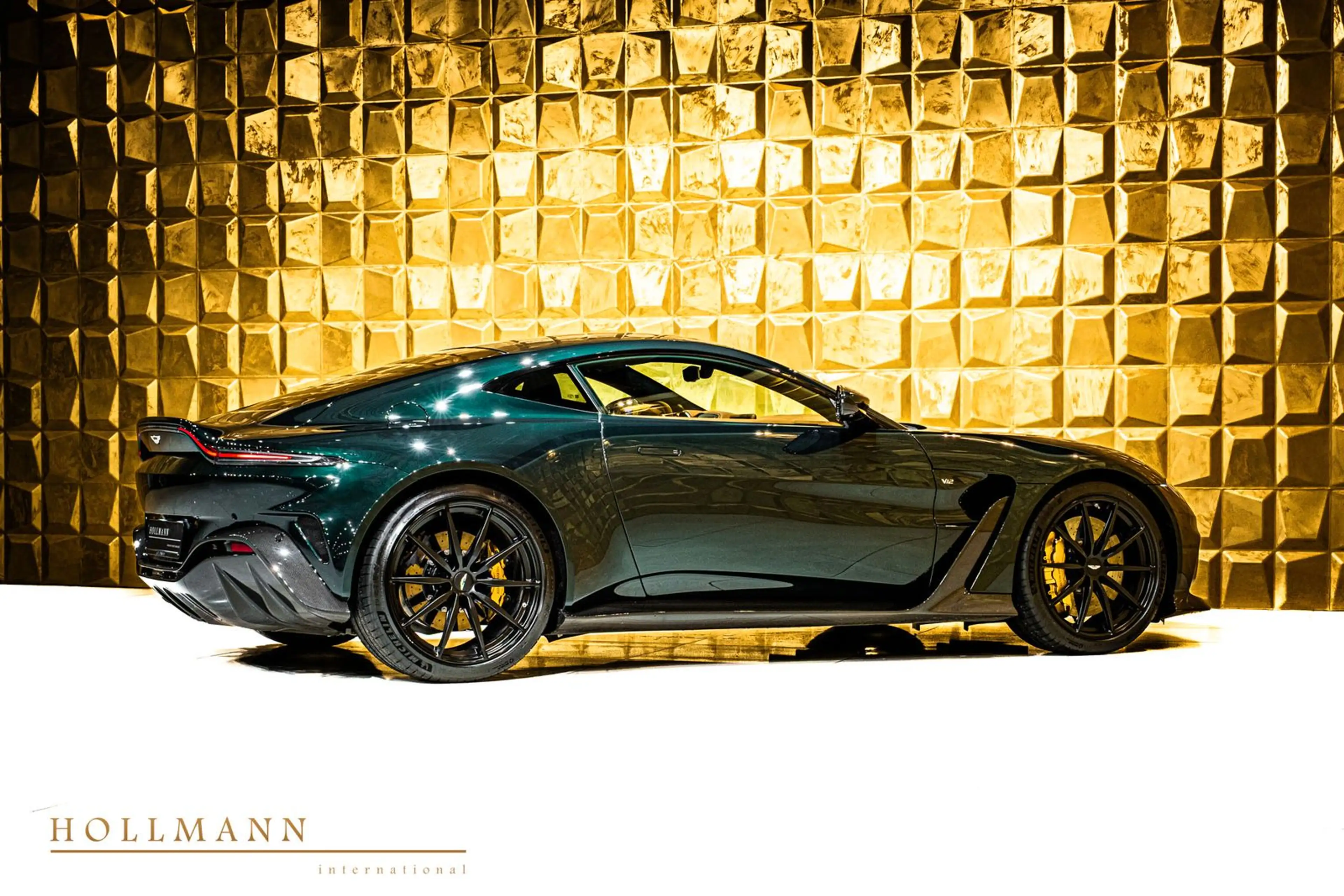 Aston Martin Vantage CARBON + CERAMIC + 360 CAMERA — photo 3