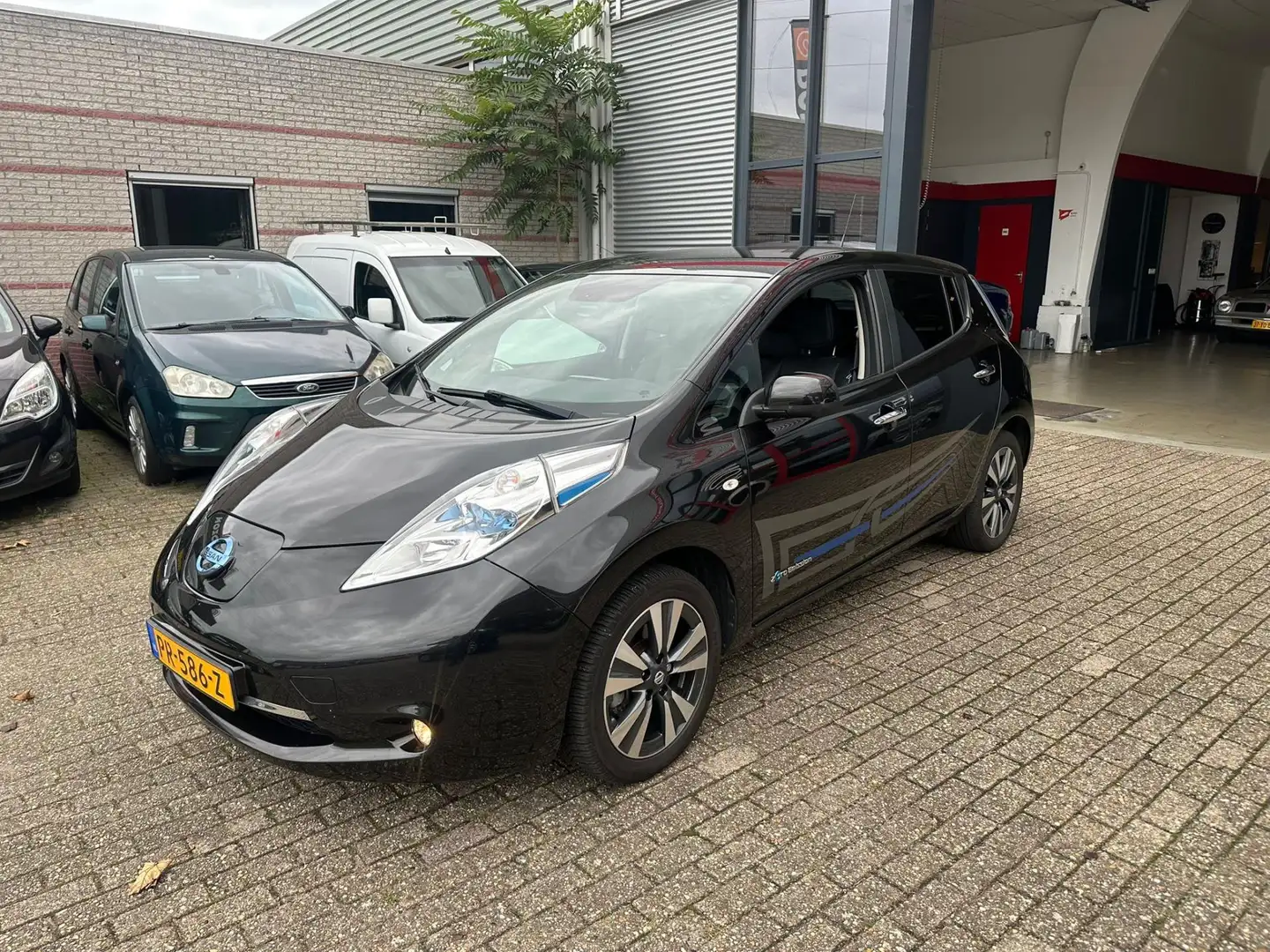 Nissan Leaf Tekna 30 kWh vol opties Zwart - 1