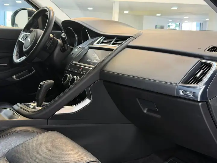 Jaguar E-Pace 2019, foto 15