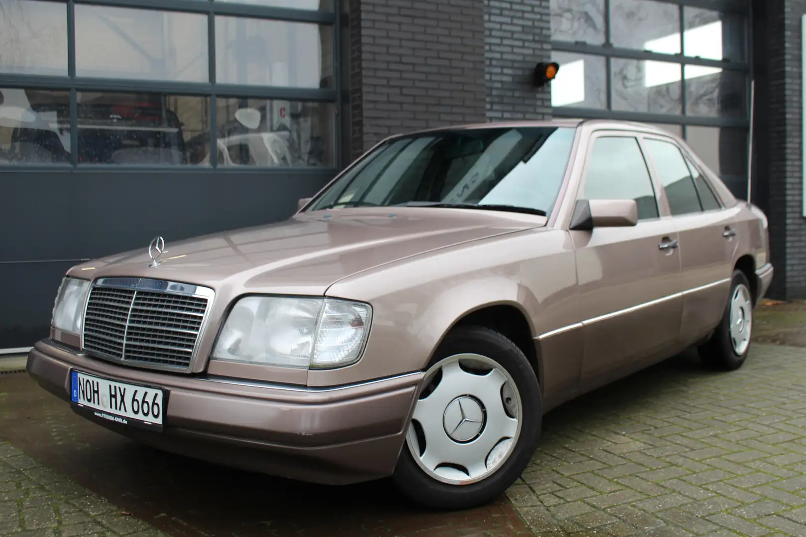 Mercedes-Benz E 200 D 70.000KM! UNIEK! ALS NIEUW! COLLECTORS ITEM! Brown - 1