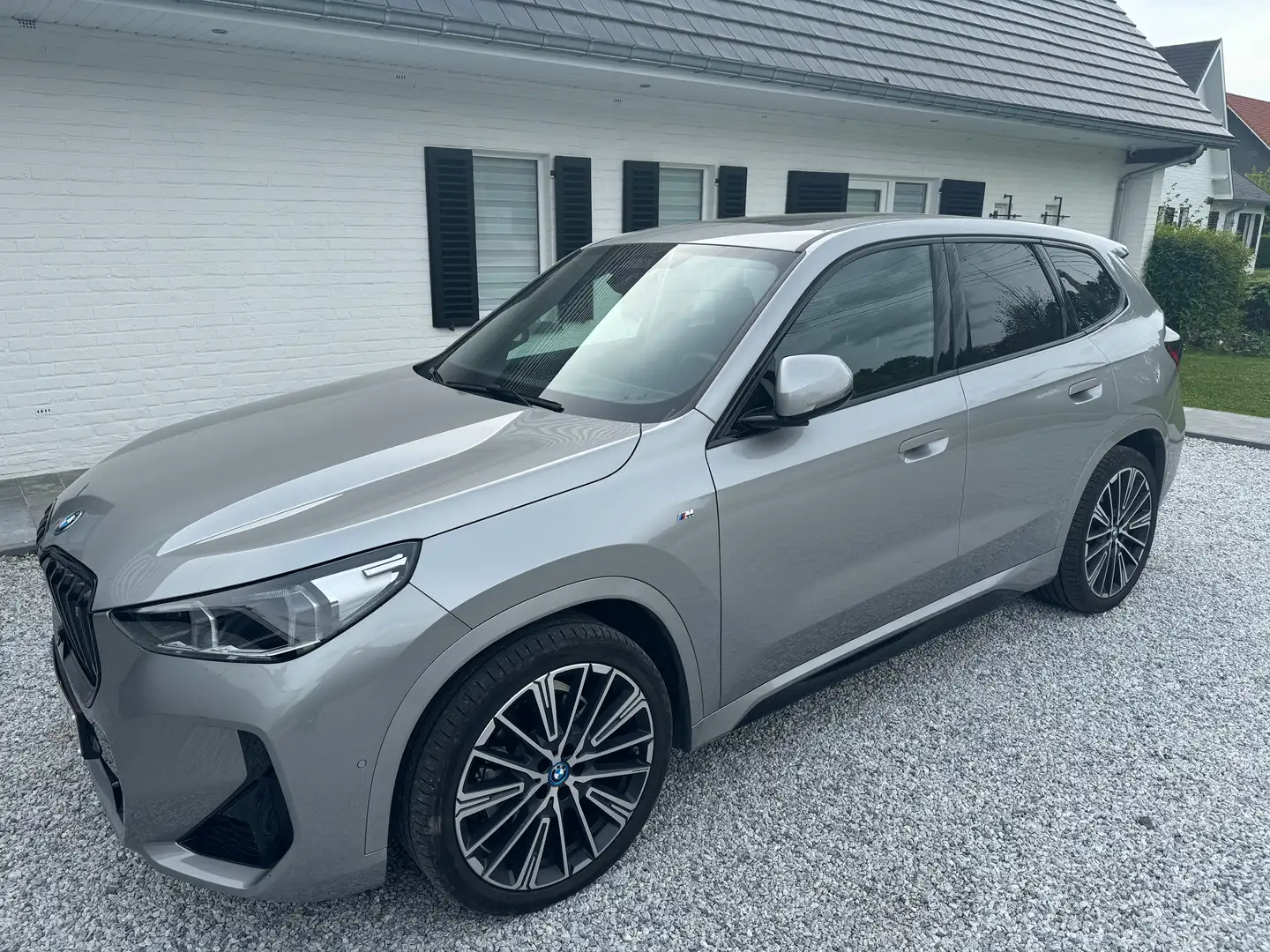 BMW iX1 66.5 kWh xDrive30 Gümüş rengi - 1