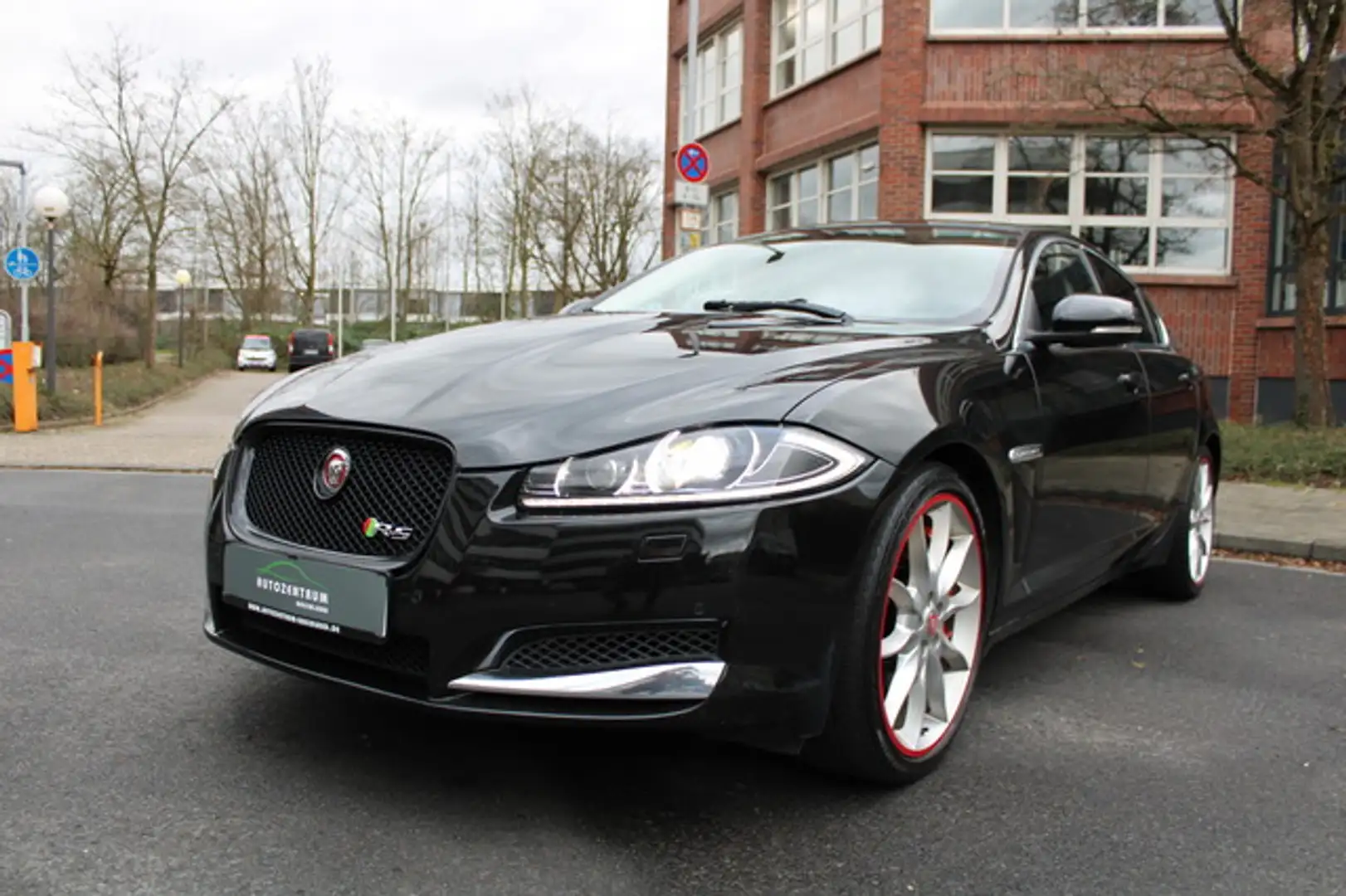 Jaguar XF 5.0 V8 RS Meridian/Sitzlüftung/Kamera/eGSD Schwarz - 2