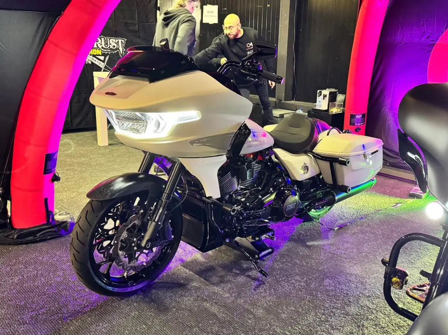 Harley-Davidson Road Glide CVO ST Blanco - 1