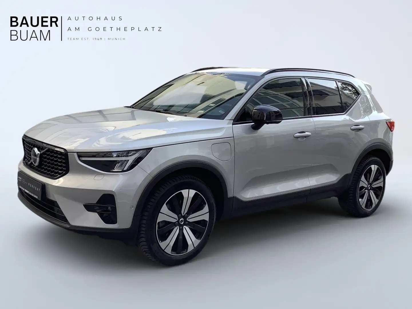 Volvo XC40 Plus Dark Plug-In Hybrid 2WD Silber - 1