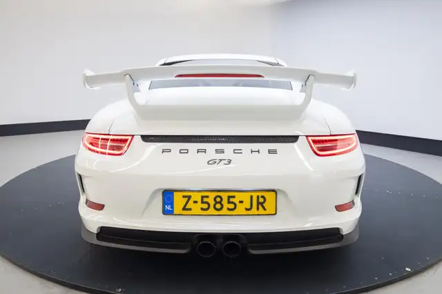 Porsche 911 view 5