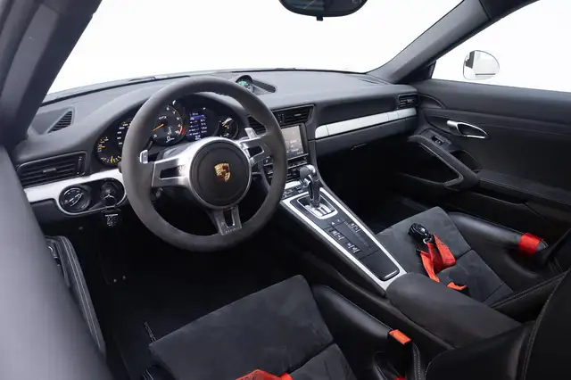Porsche 911 view 10