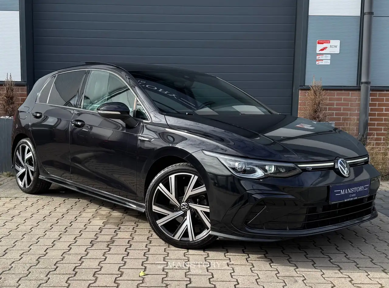 Volkswagen Golf 1.5 eTSI R-Line — photo 1 of 40