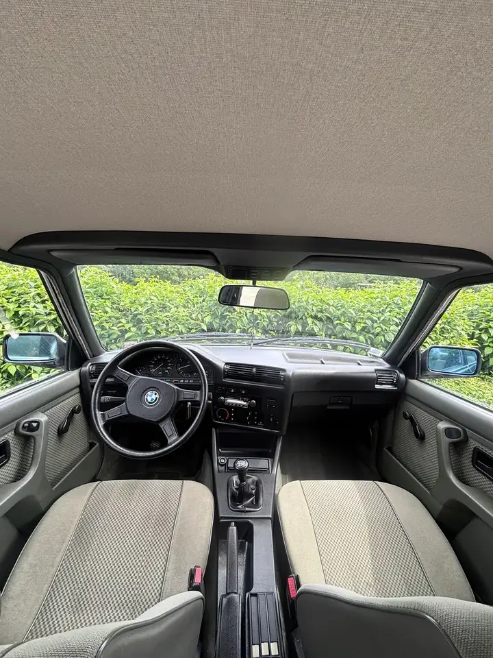 BMW 320i, foto 2