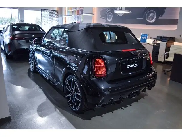 Mini Convertible view 28