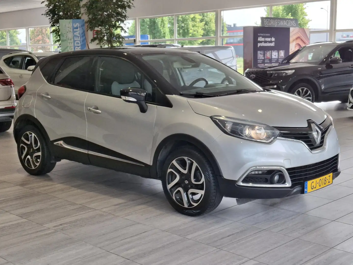 Renault Captur 1.2 TCe Dynamique Aut. | Trekhaak | LMV | Getint g Grijs - 2