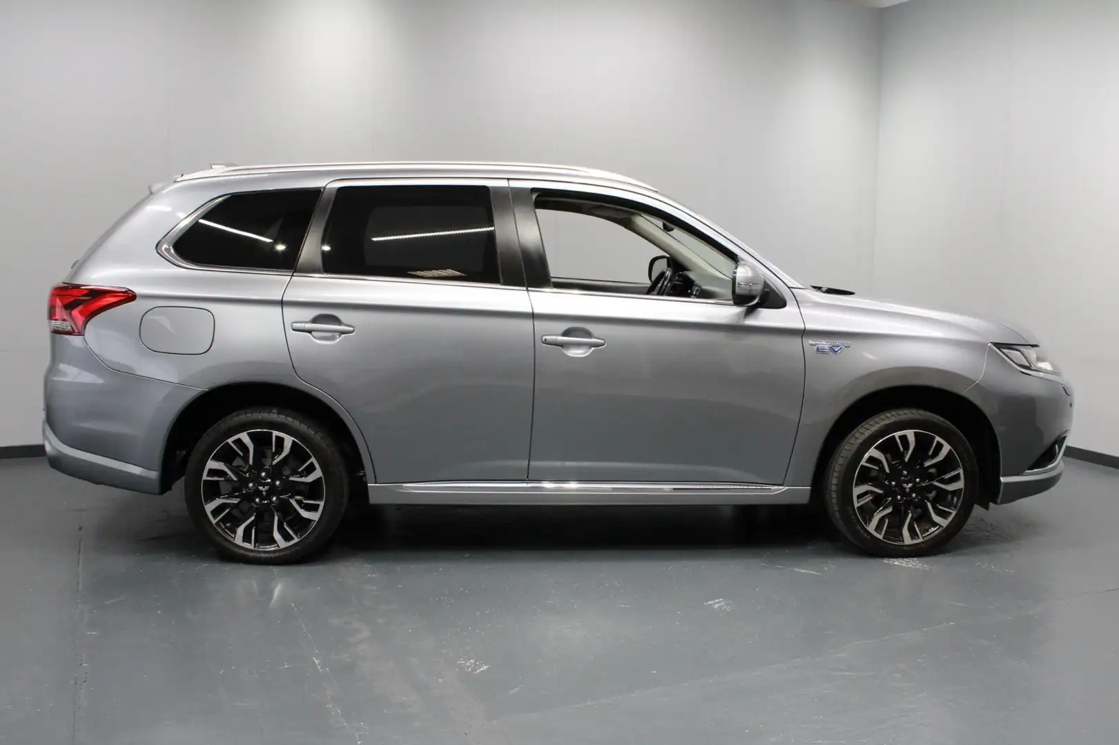 Mitsubishi Outlander 2.0 PHEV Executive Edition / Trekhaak / Stoelverwa Grijs - 2