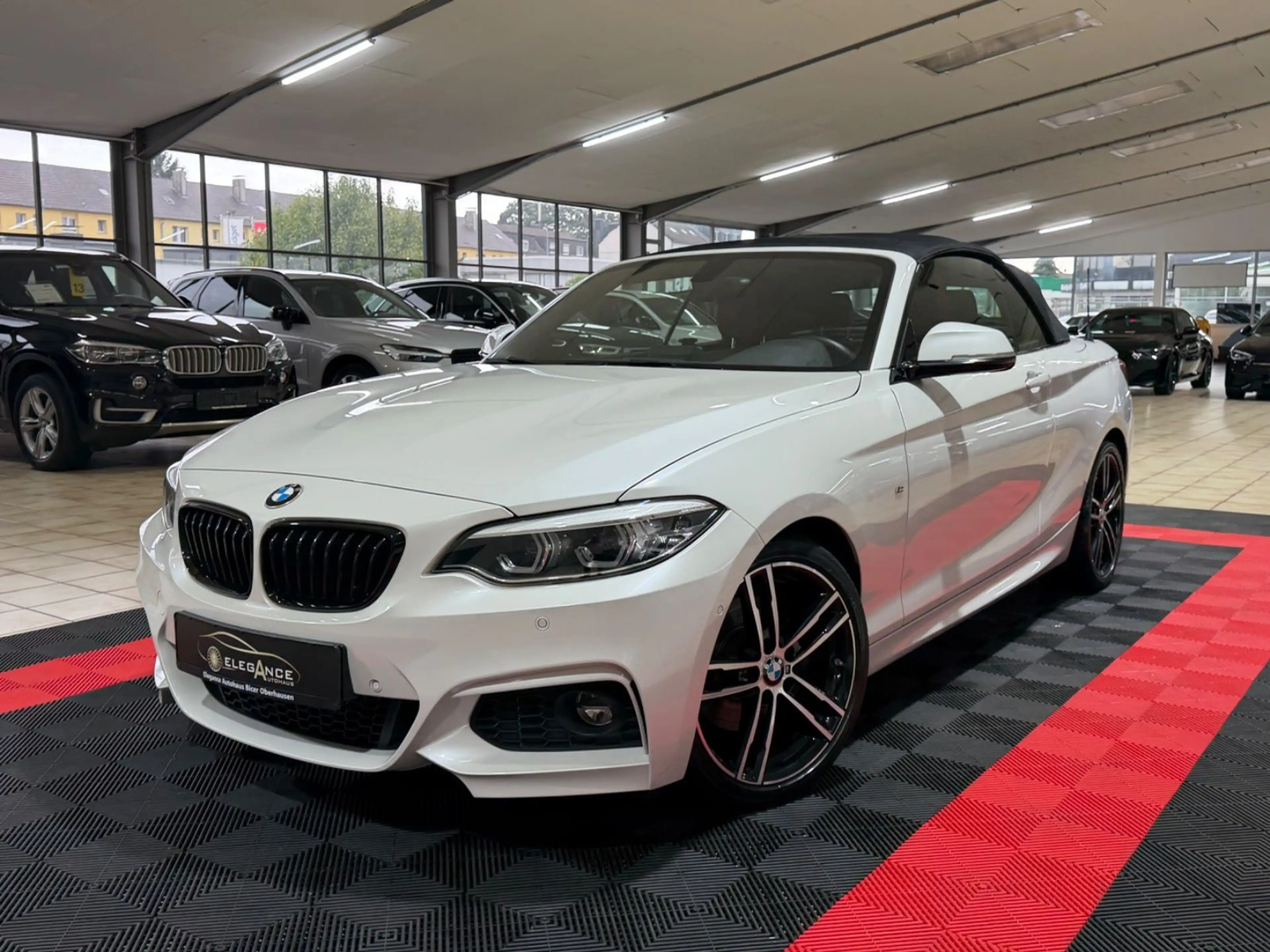 BMW 220 i Cabrio M Sport*LEDER ROT*LED*KAMERA*HARMAN