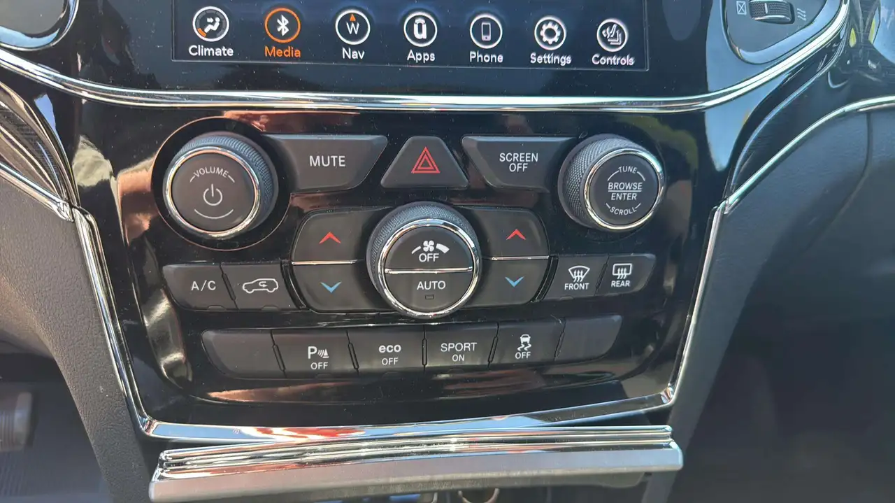 Jeep Grand Cherokee снимка Jeep Grand Cherokee