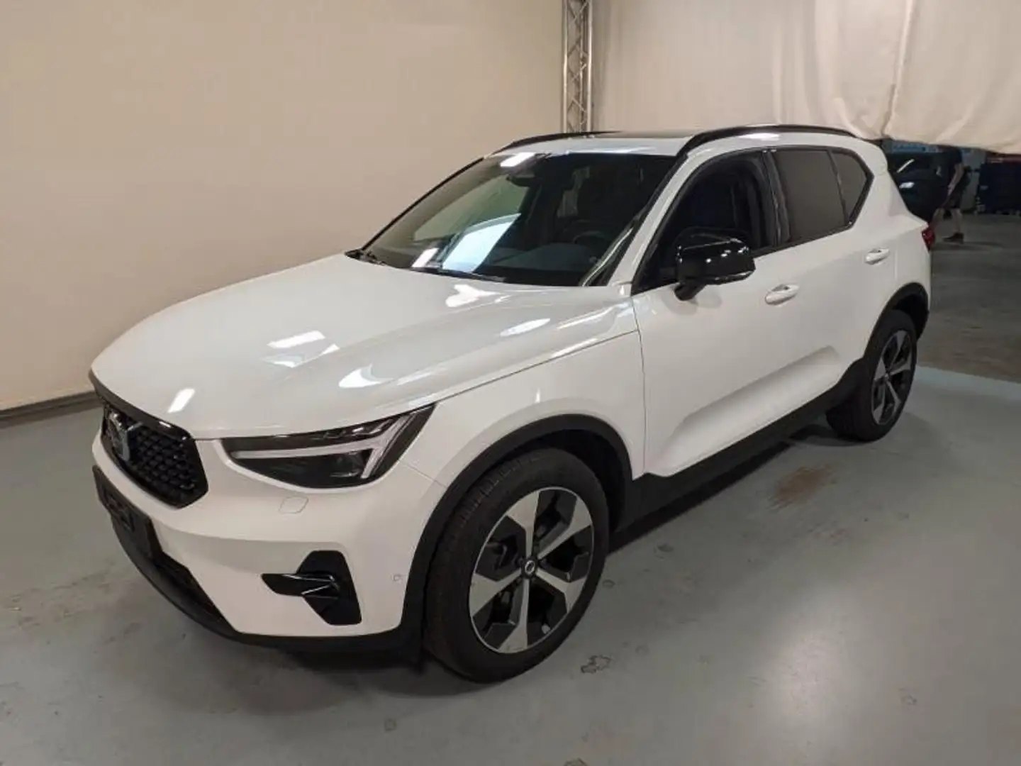 Volvo XC40 B4 DSG Ultra Dark*FSHZG*360°*ACC*AHK Weiß - 1