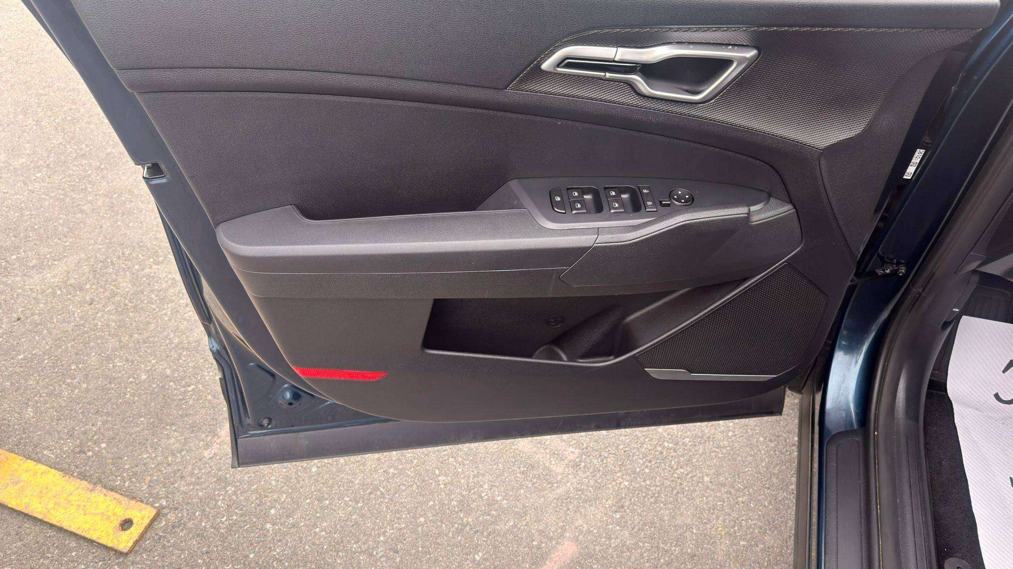 2025 Kia Sportage — view 8