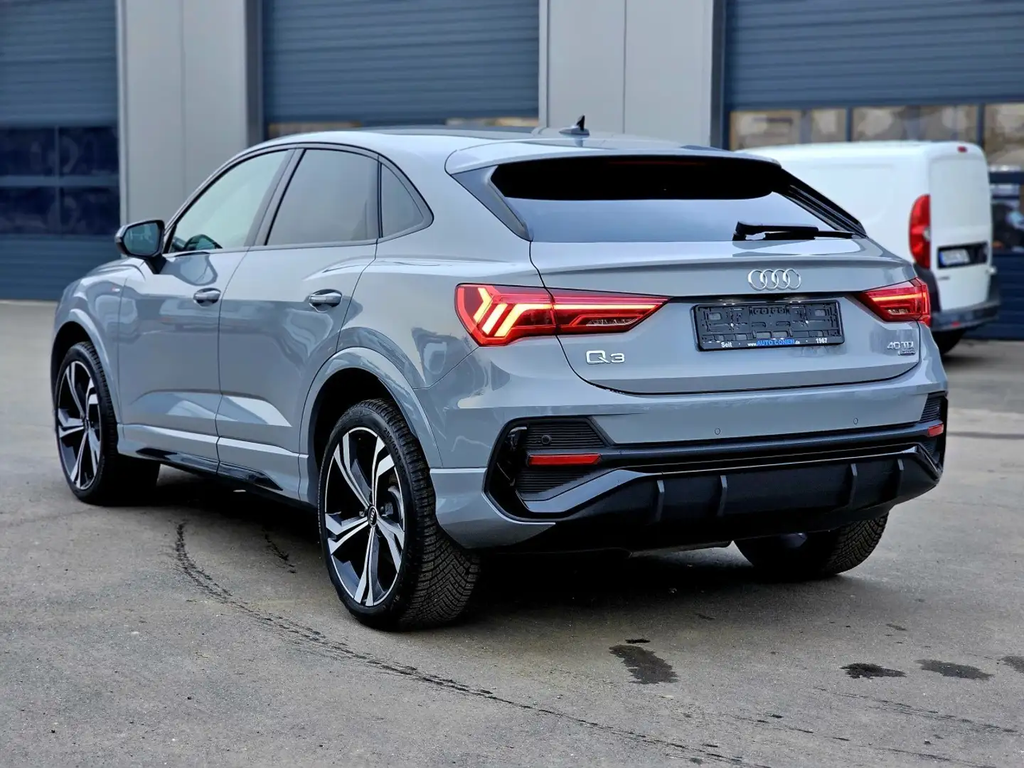 Audi Q3 40 TDI 2.0 quattro Sportback LED+Sitzh.+NAV+KAM Grijs - 2