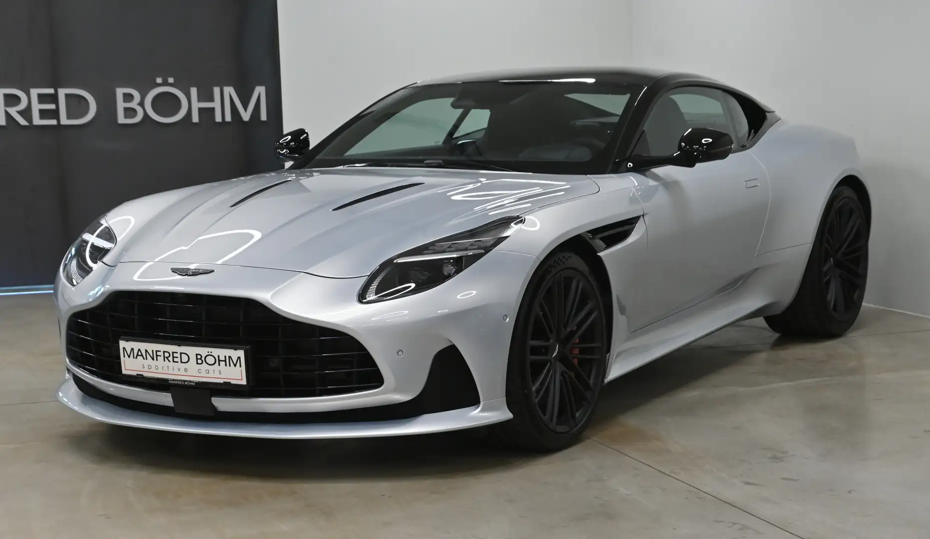 Aston Martin DB12 DB-12 Coupe Silber - 1