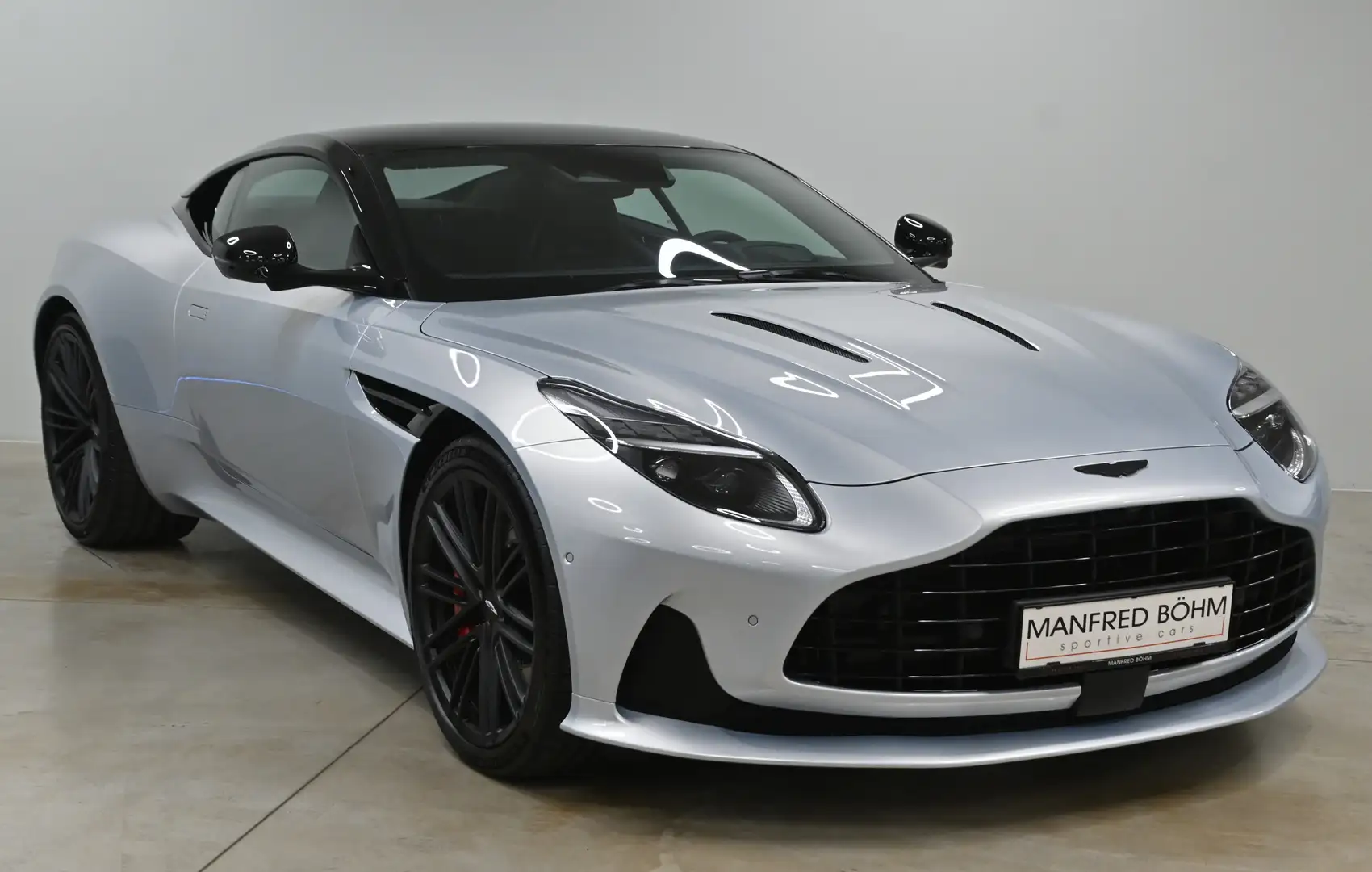 Aston Martin DB12 DB-12 Coupe Silber - 2