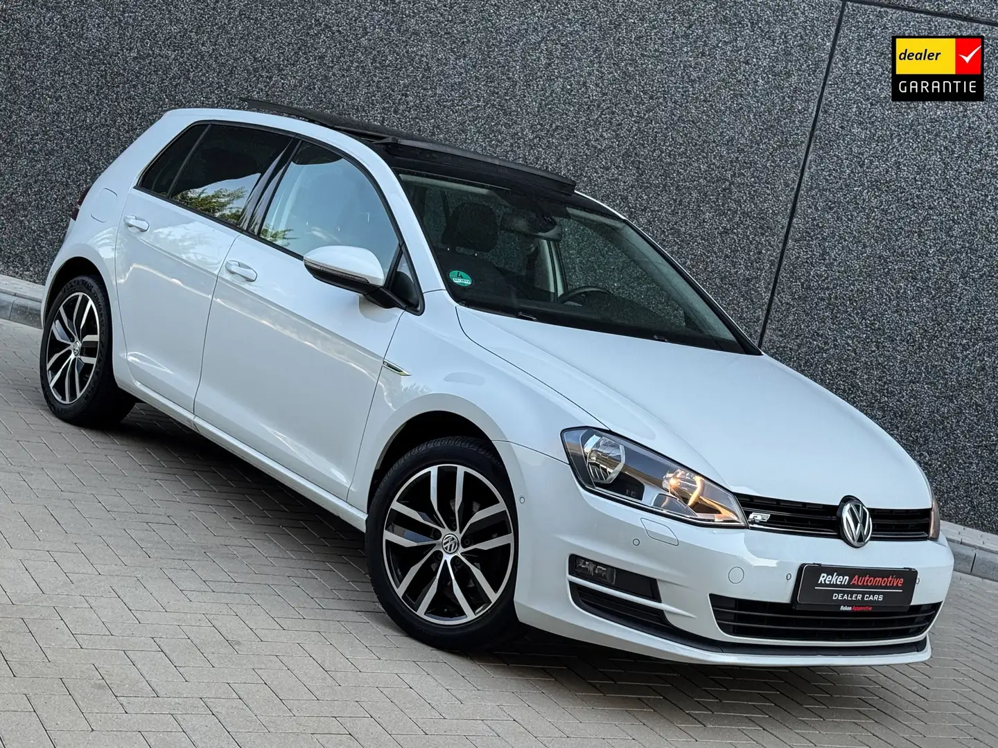 Volkswagen Golf 1.2 TSI R-line Pano Led Clima Dealer Onh Wit - 1