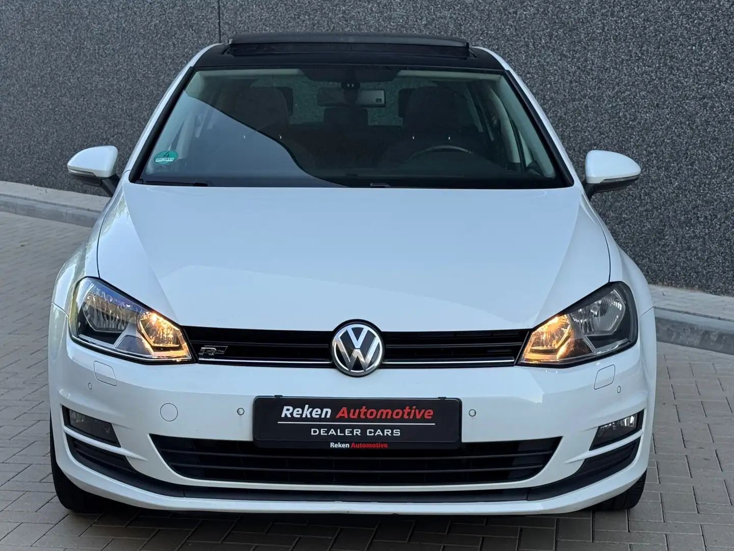 Volkswagen Golf 1.2 TSI R-line Pano Led Clima Dealer Onh Wit - 2