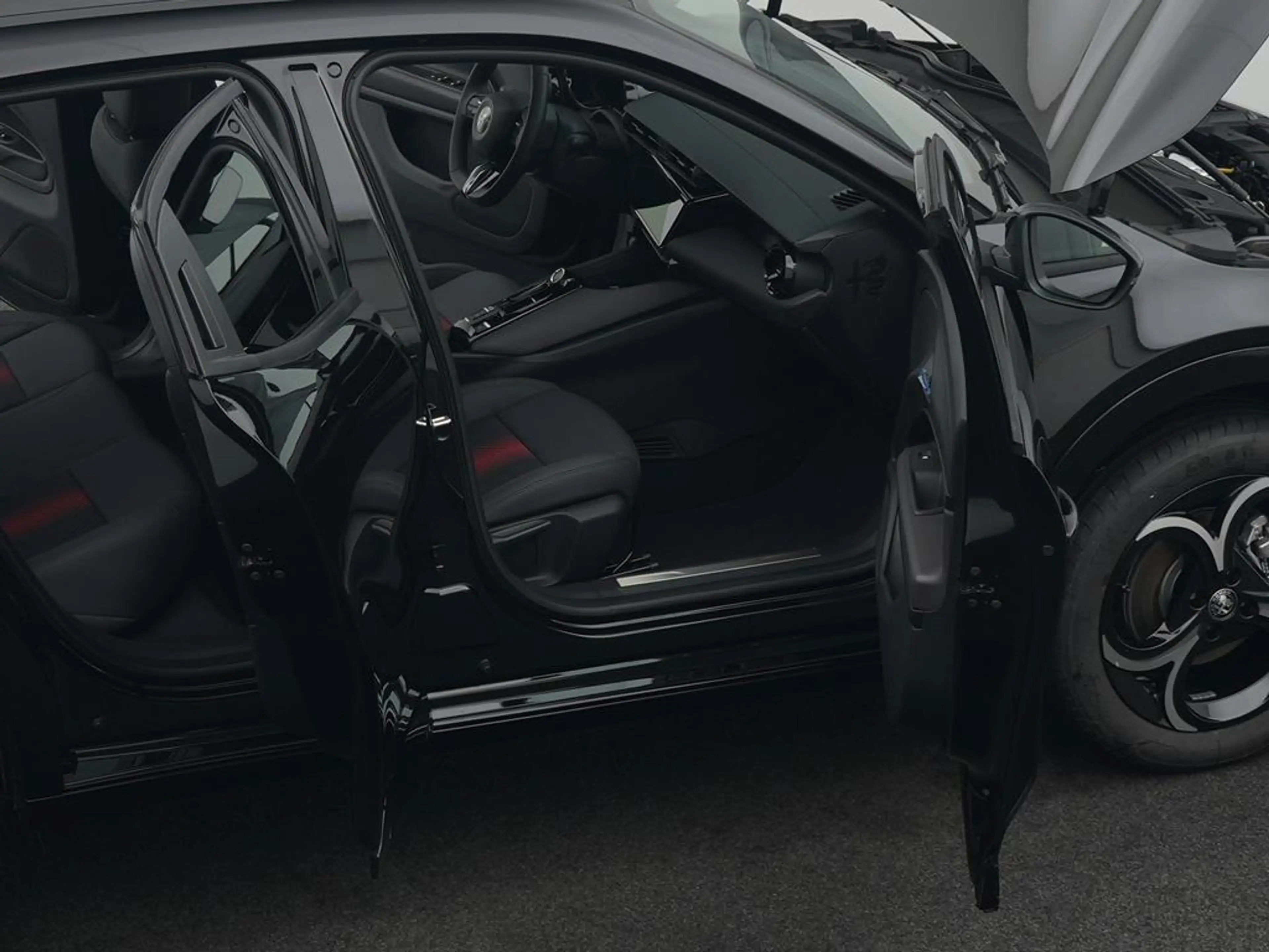 Alfa Romeo Junior Ibrida 1.2 Ti + Technologie-Paket und 18" Felge — photo 11