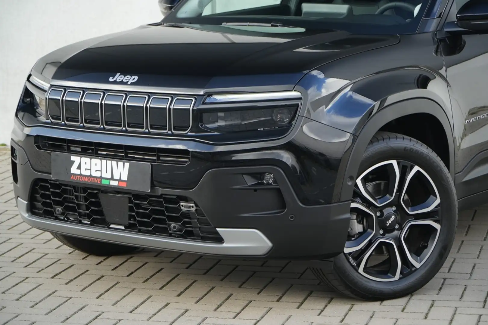Jeep Avenger 1.2 e-Hybrid Summit | Pano | Navi | JBL | Camera | Schwarz - 2