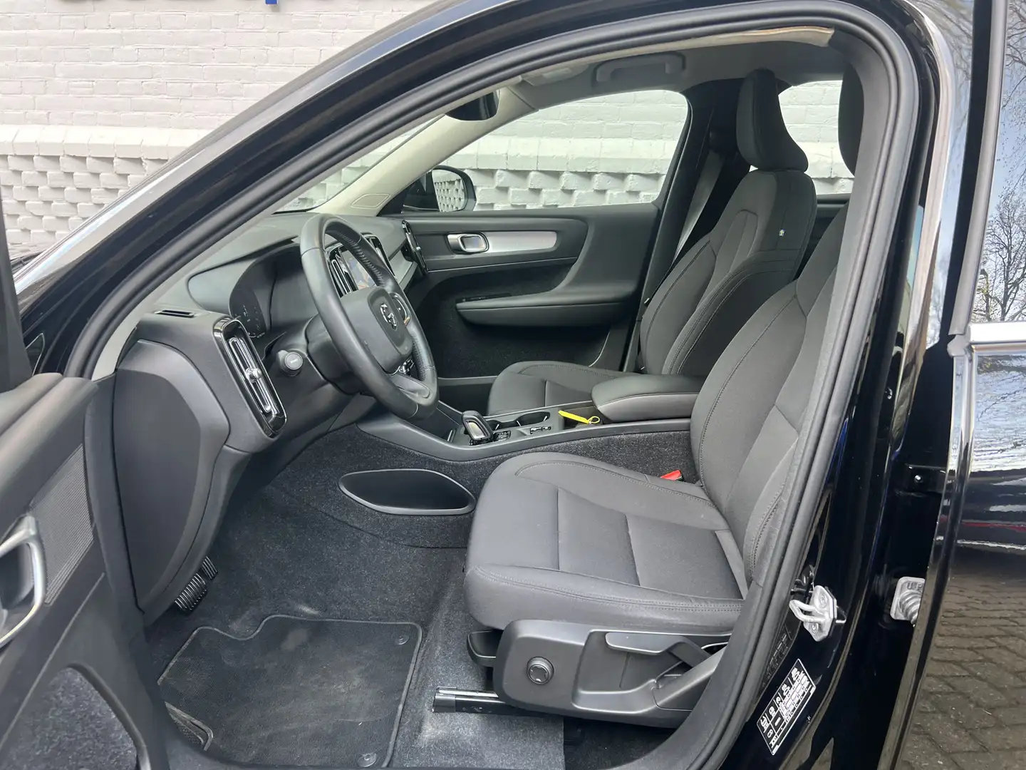 Volvo XC40 1.5 T4 Recharge Momentum Pro Parkeersensoren Onder Zwart - 2