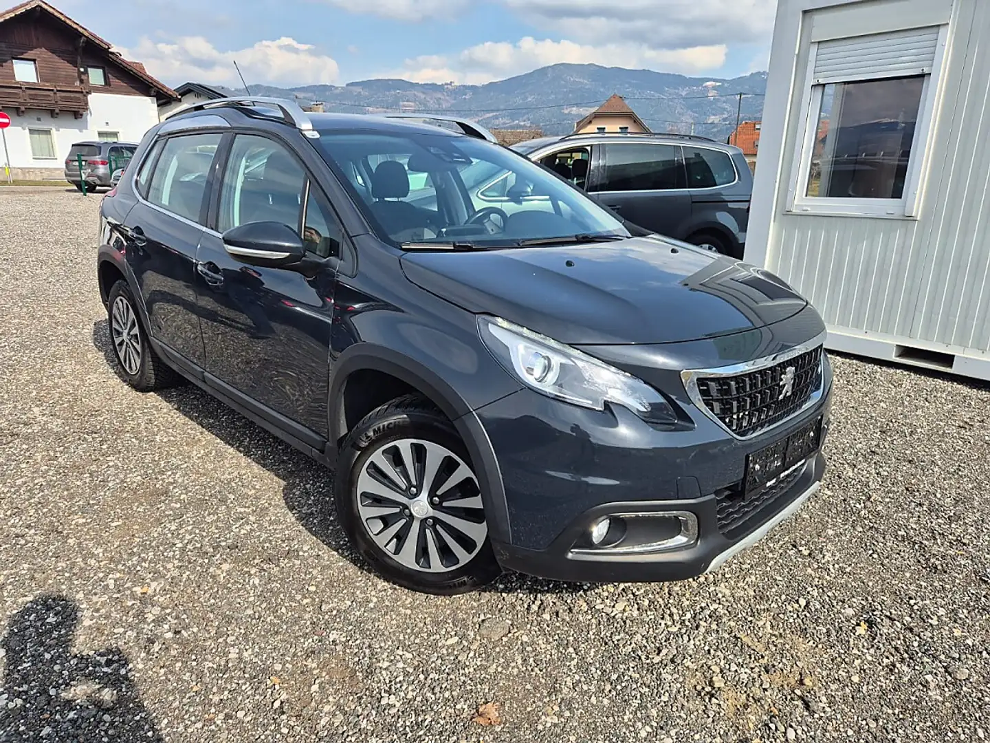 Peugeot 2008 1,2 PureTech 110 S&S Allure Grau - 1