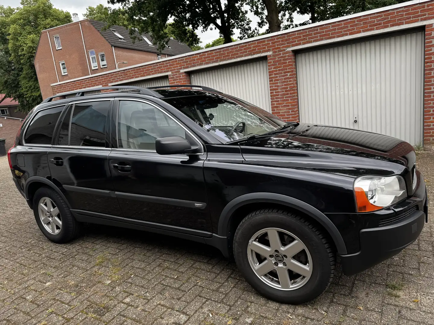 Volvo XC90 2.5 T Exclusive Geartronic (Youngtimer) Zwart - 1