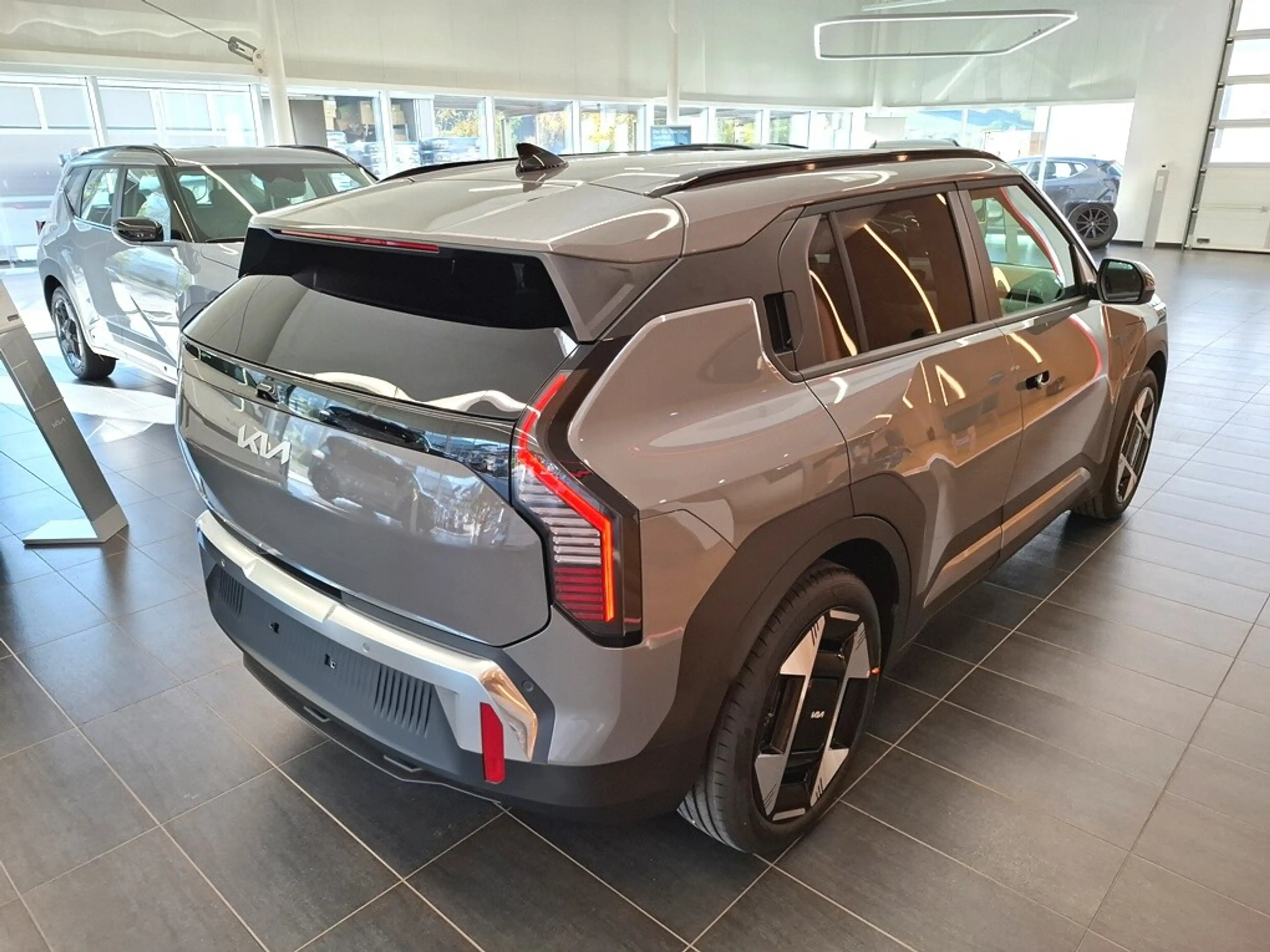 Kia EV3 AWD 81,4kWh Earth — photo 4