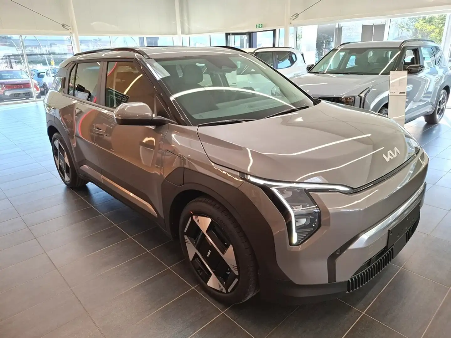Kia EV3 AWD 81,4kWh Earth Grau - 2