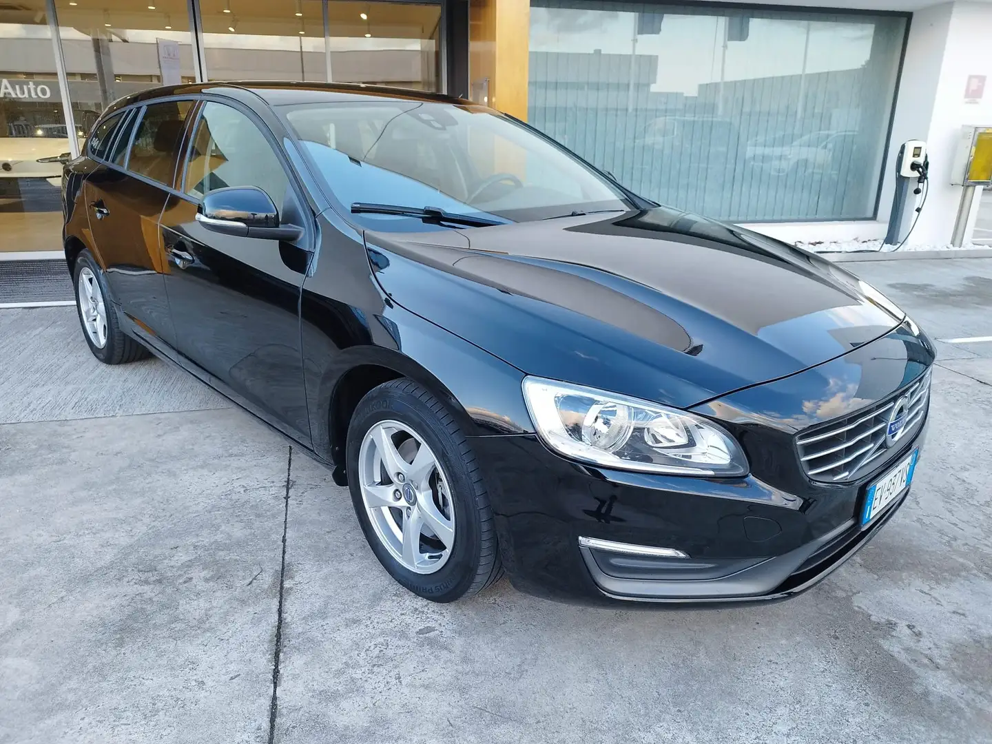 Volvo V60 1.6 d2 Kinetic AUTOCARRO N1 Noir - 1