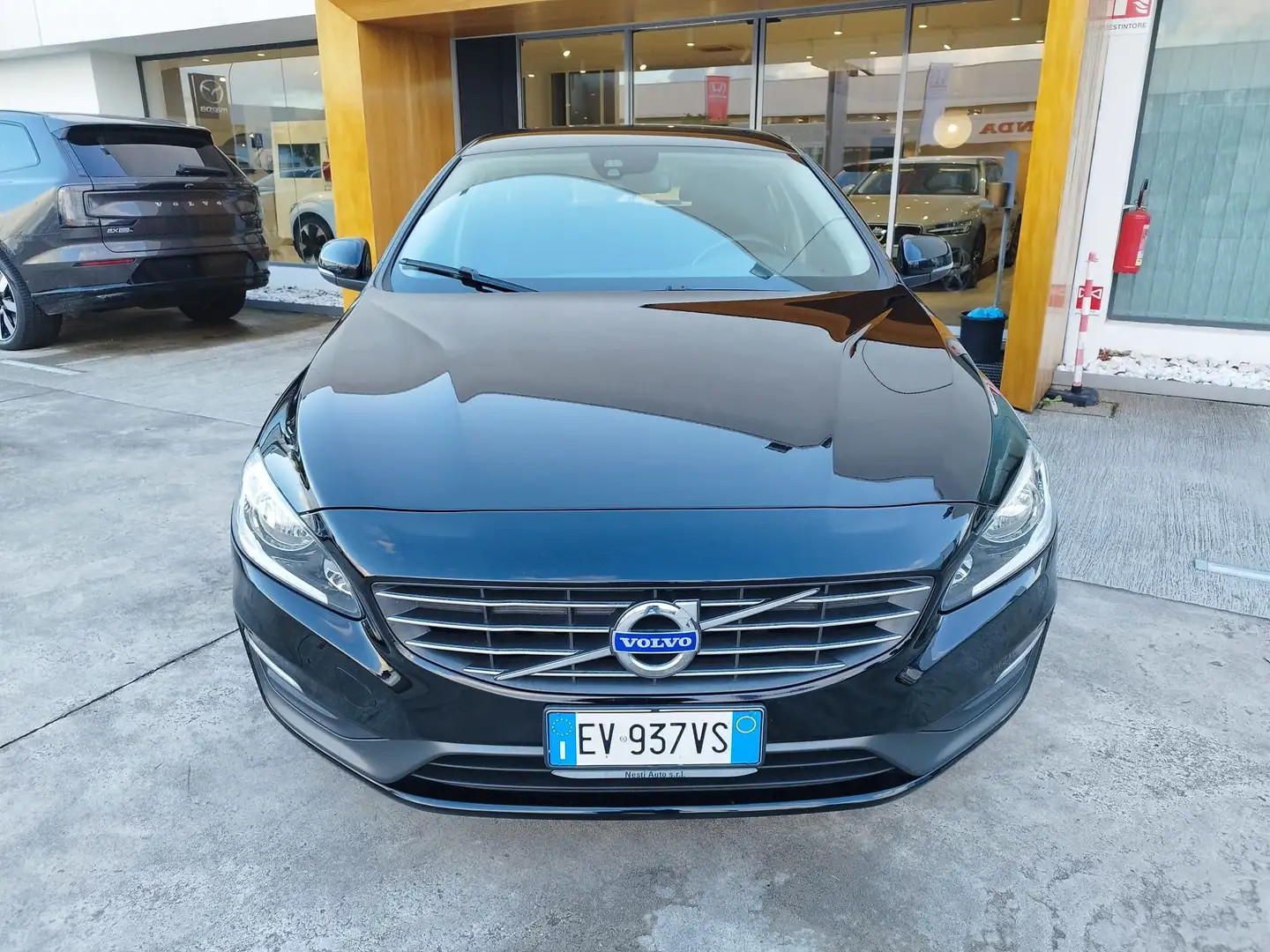 Volvo V60 1.6 d2 Kinetic AUTOCARRO N1 Noir - 2