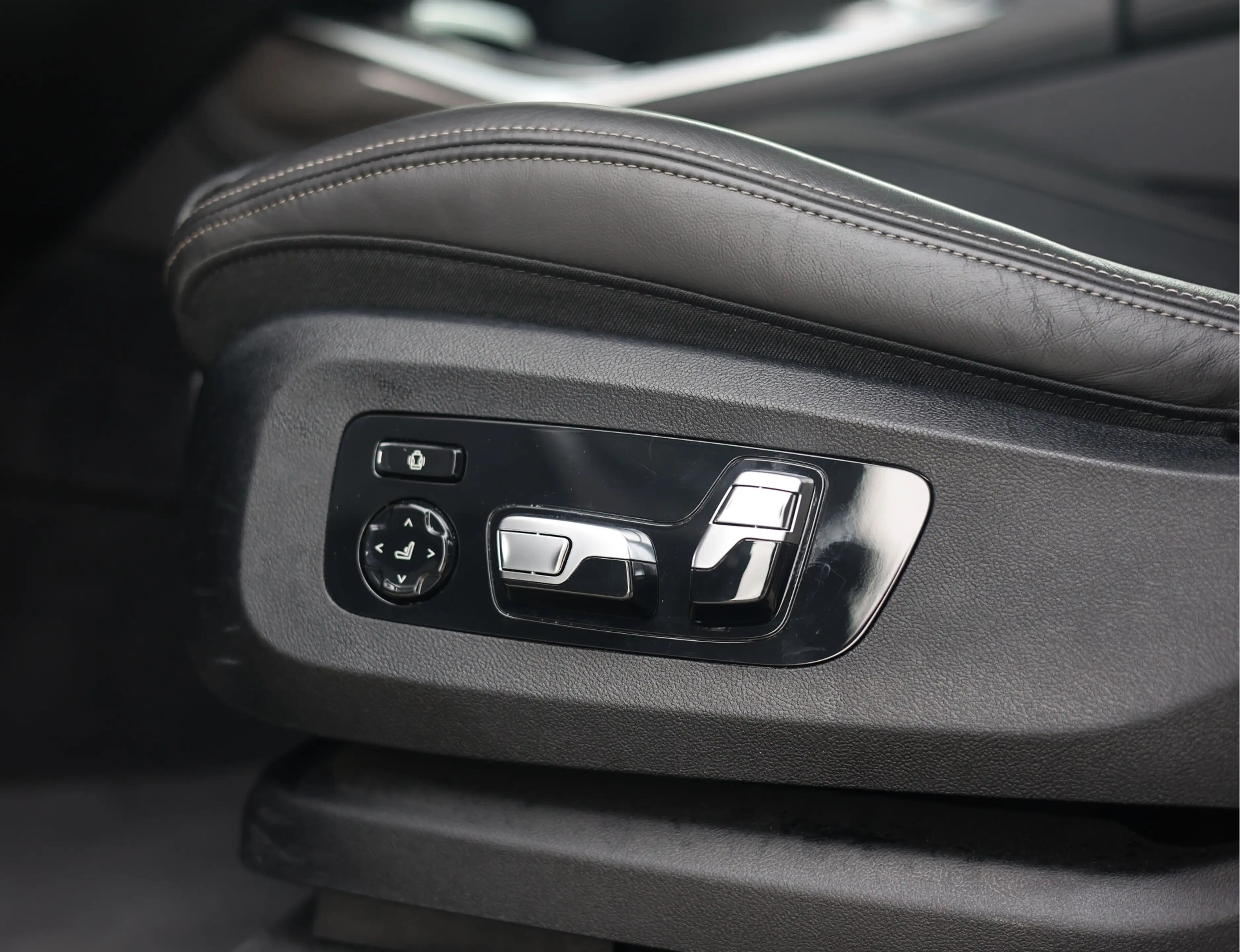 BMW X7 40i xDrive | Skylounge - B&O - Massage — photo 25