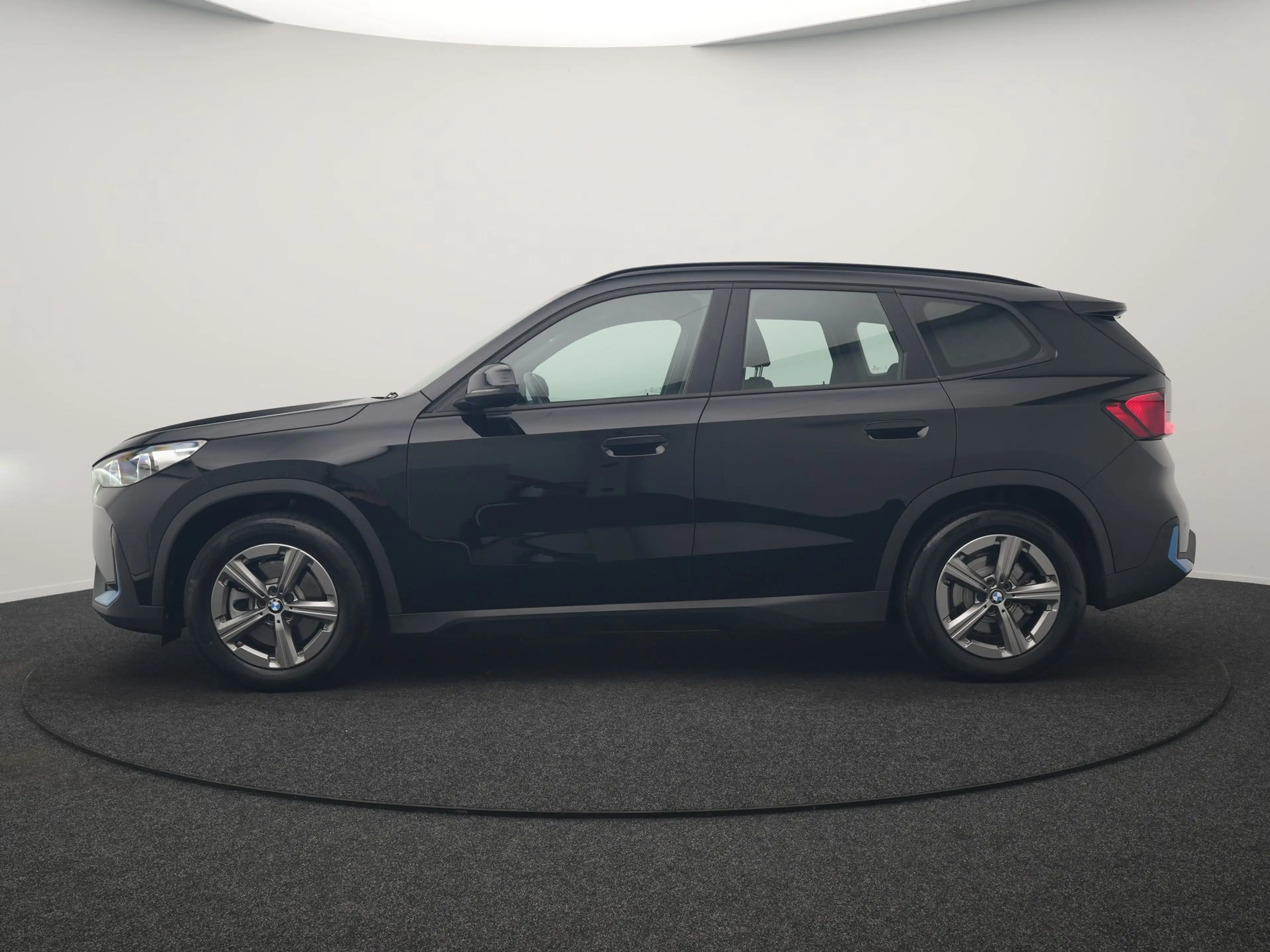 BMW iX1 xDrive30 67 kWh 313pk Dealer O.H. | Trekhaak Af Fa — photo 2