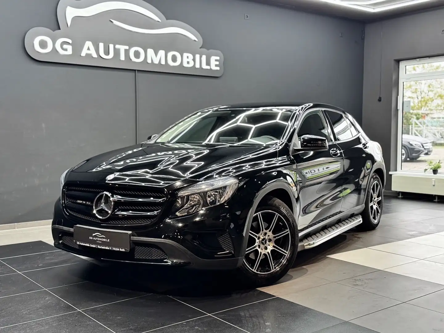 Mercedes-Benz GLA 180 *KAMERA*SITZHEIZUNG*KLIMA*8FACH-BEREIFUNG Schwarz - 1