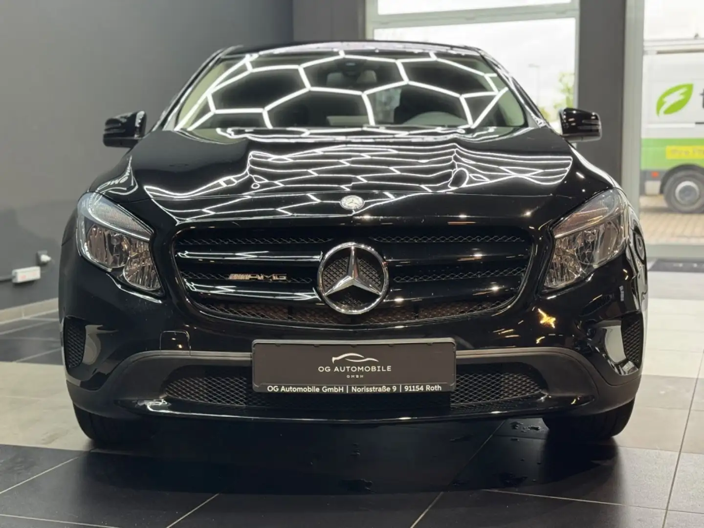 Mercedes-Benz GLA 180 *KAMERA*SITZHEIZUNG*KLIMA*8FACH-BEREIFUNG Schwarz - 2