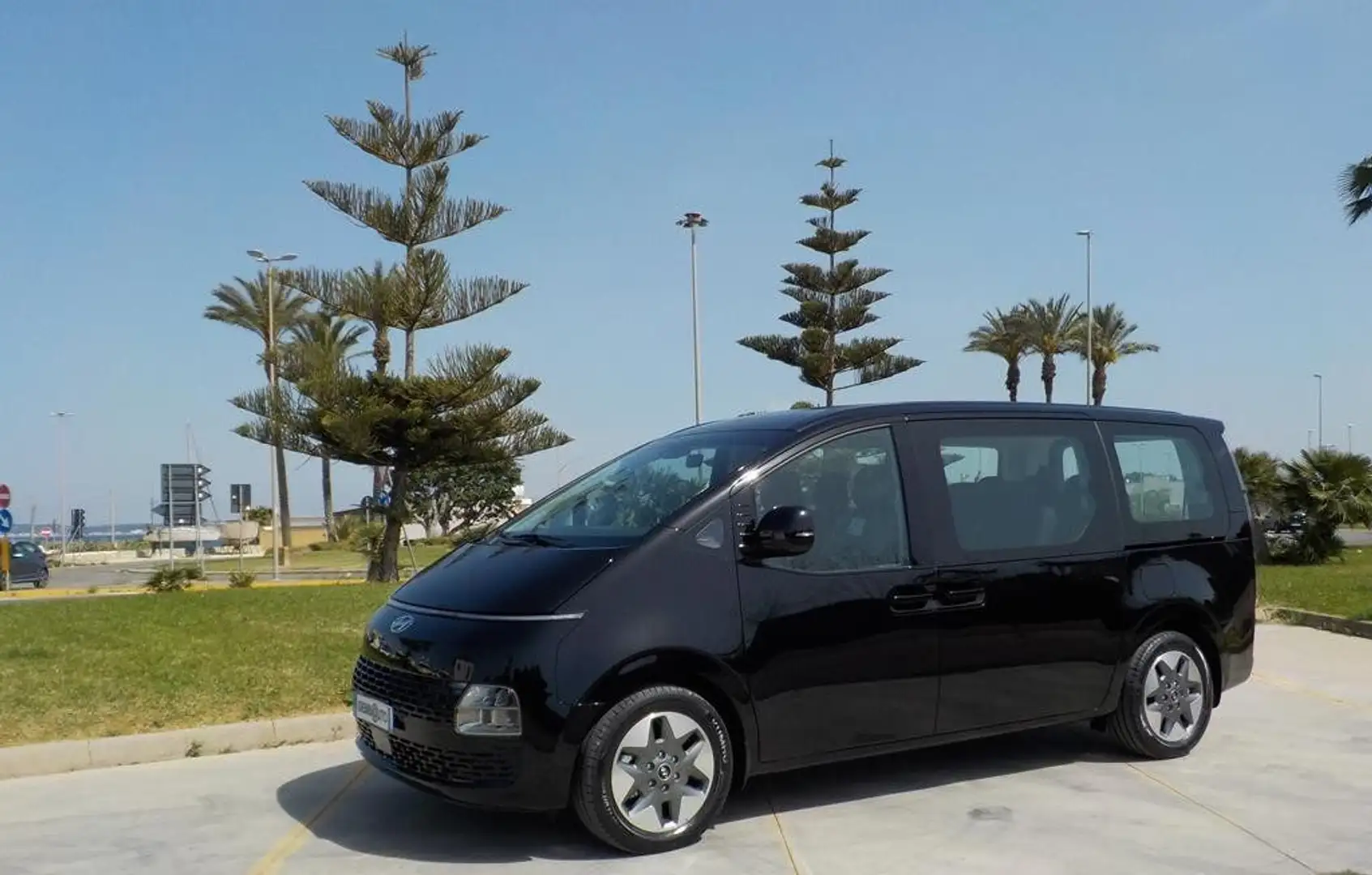 Hyundai STARIA 2.2 AWD AT Minivan 9 posti Passo Lungo Nero - 1