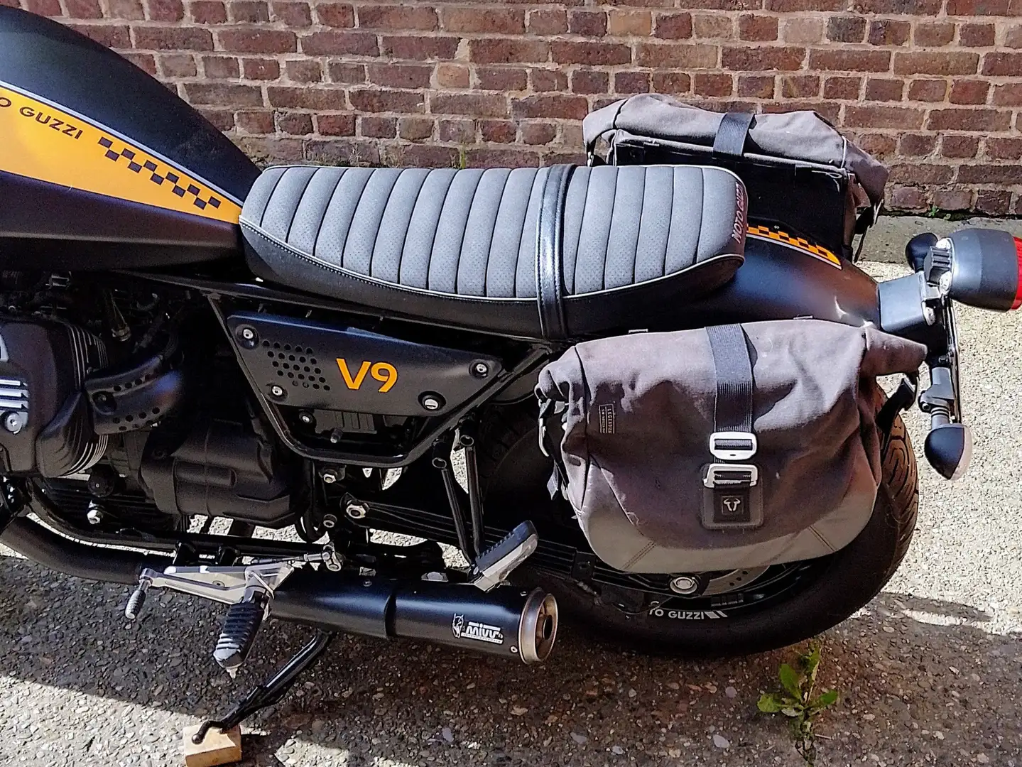 Moto Guzzi V 9 Bobber Zwart - 2