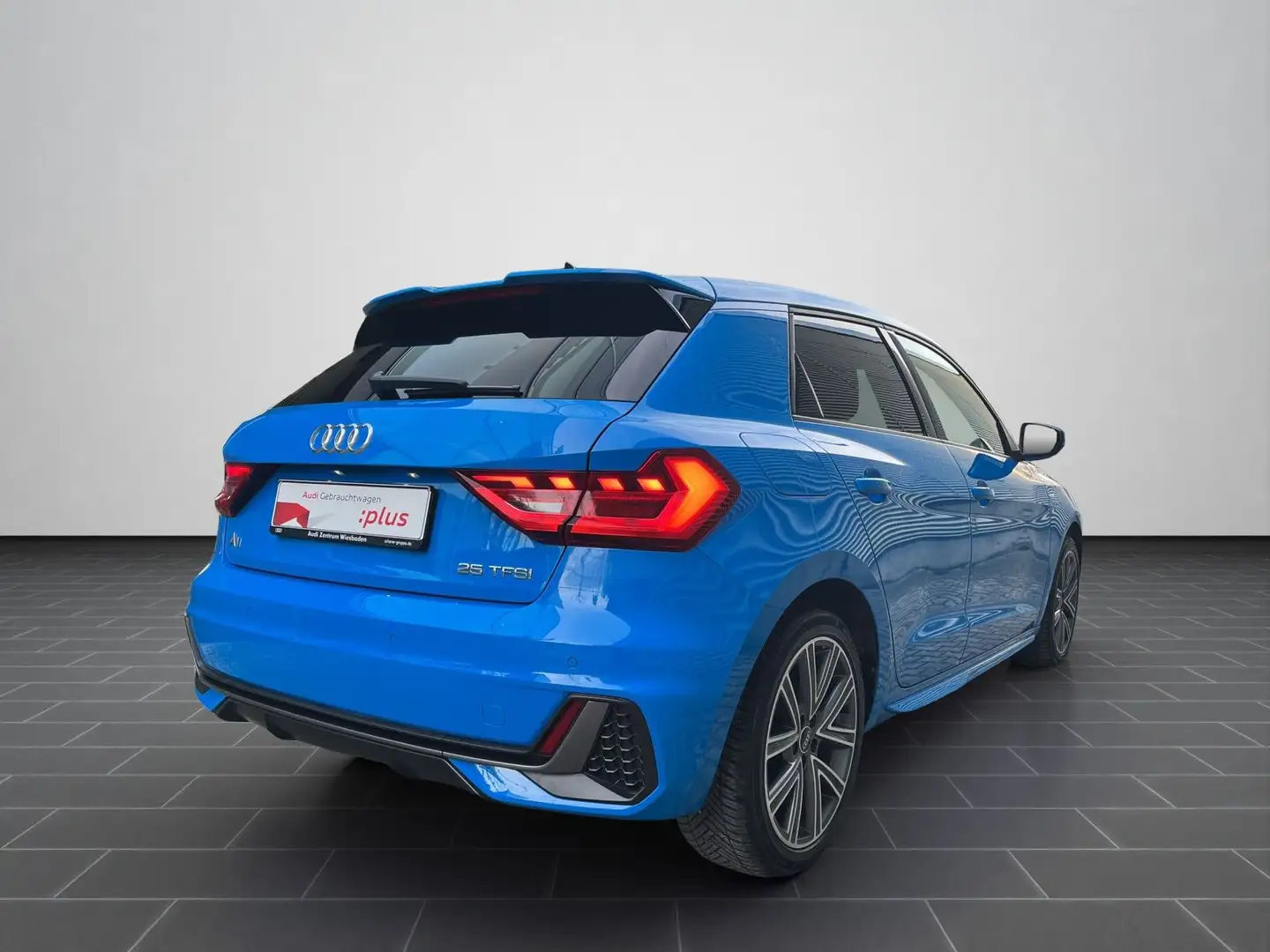 Audi A1 S line 25 TFSI 70(95) kW(PS) S tron Blau - 2