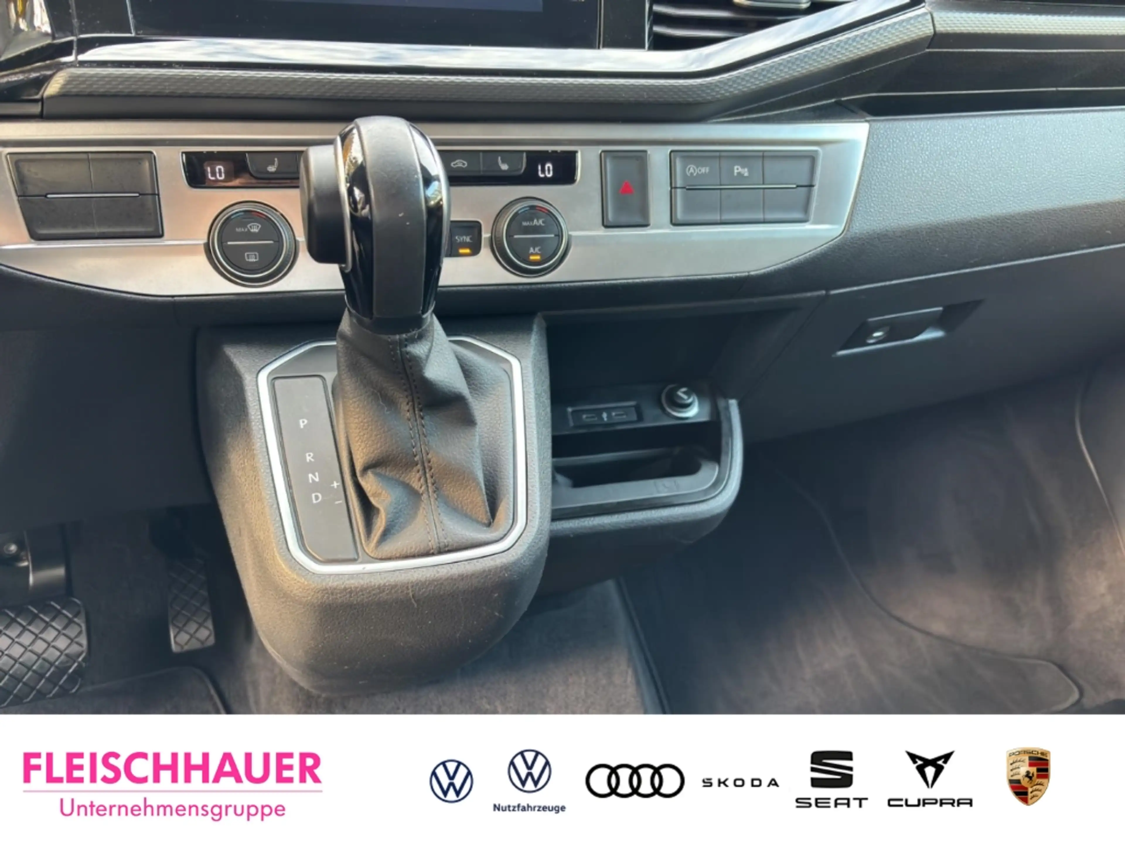 Volkswagen T6.1 Multivan 2.0 TDI DSG AHK Navi El. Heckklappe Kamera Apple C — photo 11