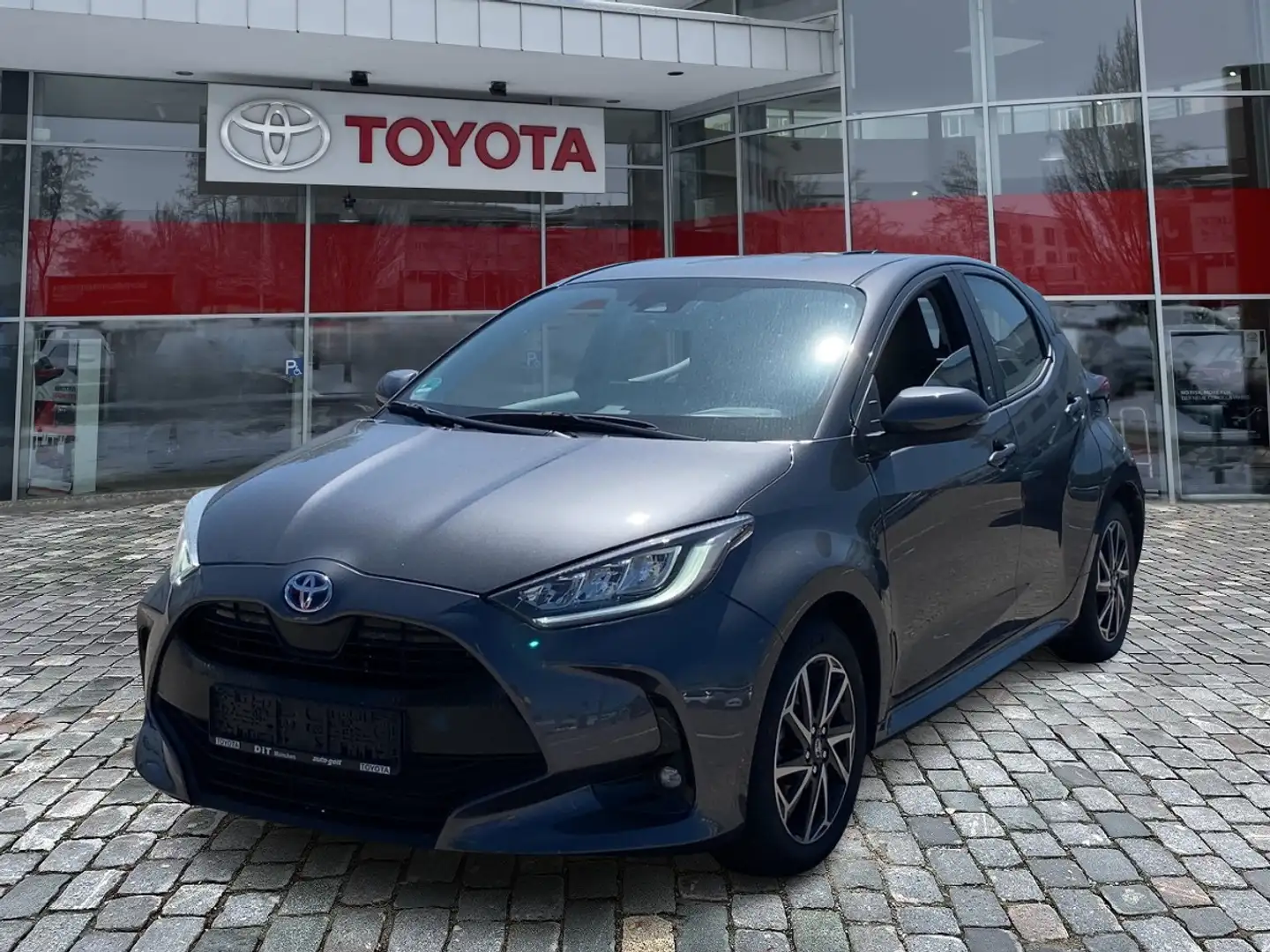 Toyota Yaris 1.5 D Team Deutschland LM KAM LED KlimaA Grijs - 2
