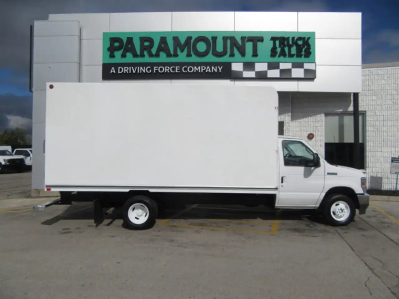 Ford E-450 Super Duty DRW снимка Ford E-450 Super Duty DRW